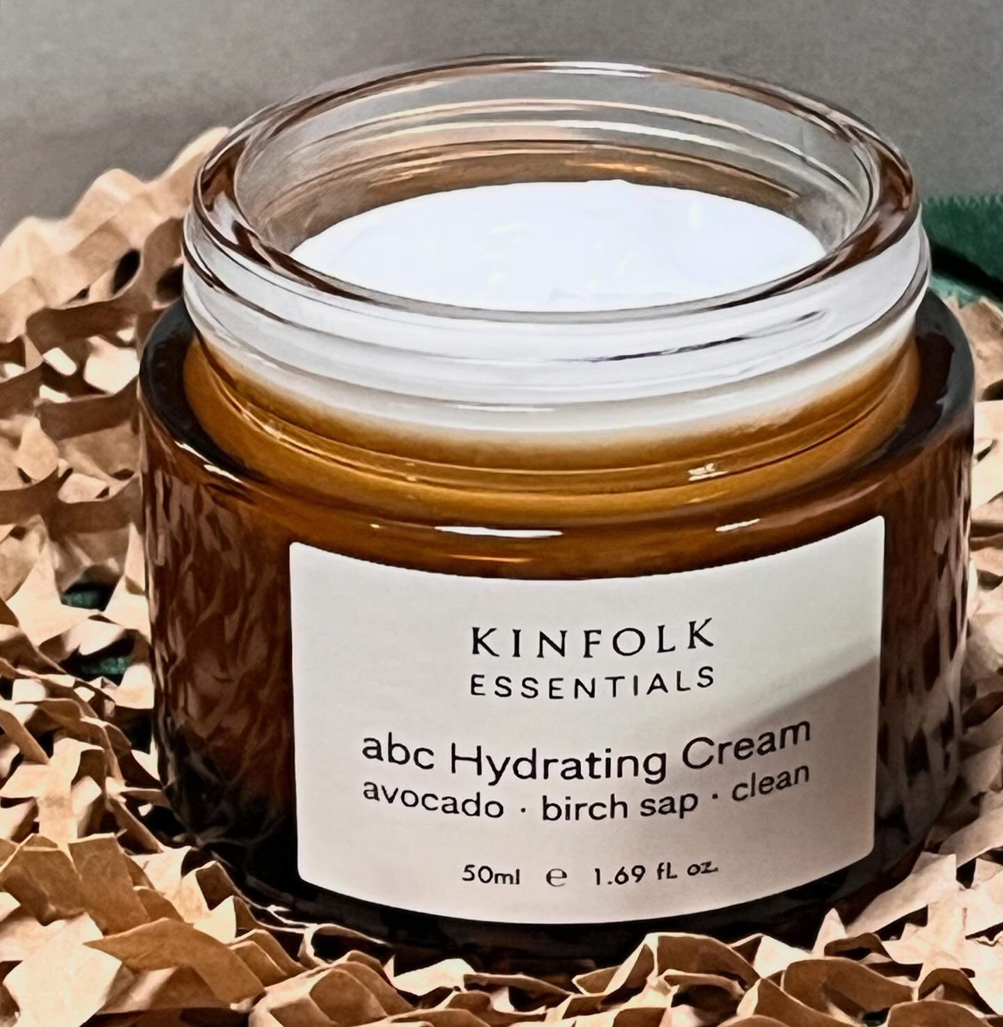 #제품협찬 kinfolk_notes 

코펜하겐의 슬로 라이프 매거진 <킨포크>의 
슬로 라이프 <킨포크 노츠>에서
기초 라인 KINFOLK ESSENTIALS이 
출시됐습니다. 

그 중 저는 
abc 하이드레이팅 크림을 만나보게 되었는데
릴렉싱되고 힐링되는 향, 
소프트한 질감이지만 깊은 보습력에 반했어요🤎

특히 펴바르는 순간 소프트한 제형이 
수분감으로 펼쳐지는 텍스처인데요. 
속은 수분감으로 촉촉하게 겉은 실크 오일로 
소프트하게 보호해주는 느낌! 
요즘에는 보기드문 질감이라 더더욱 인상깊었습니다.

이전에 압구정로데오 부근 매장에서 킨포크를, 
작년 초 성수에서 킨포크 노츠 비건향수를 접했었는데 
abc 하이드레이팅 크림을 여는 순간, 
그 때의 향수 향과 비주얼이 다시금 떠올랐어요. 
향과 네이밍이 굉장히 기억에 남았었거든요! 

abc 하이드레이팅 크림의 향도
인공향이 아닌 
허벌우디 천연향으로 캐모마일, 히노키 향이 
은은하게 퍼지는데, 스킨케어 마무리후 
손으로 얼굴을 감싸 향을 맡으면 
그 자체로도 편안해져서 너무 좋습니다! 

겨울철 건조함이 사악- 사라지는 
킨포크노츠 abc하이드레이팅,
저는 앞으로도 애정할 것 같아요 !

🛒 #킨포크노츠 kinfolk_notes 에서 
구매하실수 있습니다 🤍

#킨포크노츠  #킨포크에센셜스 
#abc하이드레이팅크림  #오일투에센스 
#건조피부 #물막크림 
#슬로라이프 #기초라인 #탄력케어크림