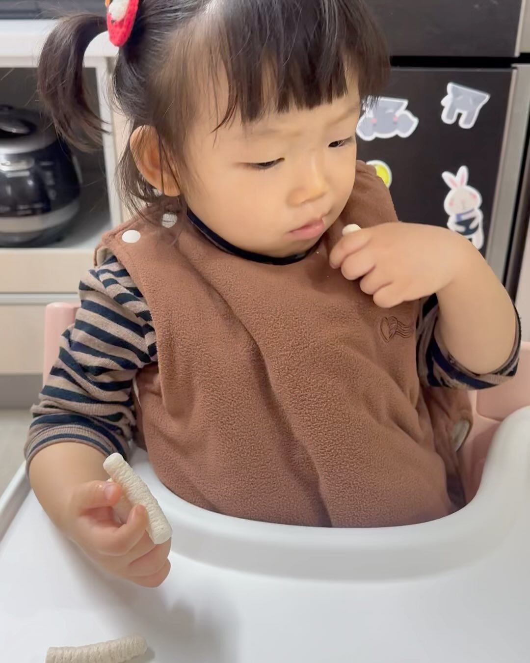 은효의 우아쌀스틱 먹방 🫶🏻

요즘 간이 된 걸 먹기 시작하면서 슬슬 떡뻥이랑도 멀어진 은효
자극적인 과자만큼은 주기싫어서 매번 간식은 과일만 줬었는데
우아에서 보내주신 쌀스틱을 한 번 먹여보았어요 .ᐟ.ᐟ 
마음에 쏙 들었는지 외출할 때도 꼭 쥐고 다니는..
사람 많은 곳에선 누가 뺏어갈까 경계하는 은효에요.

🫶🏻생애주기별 필수 기능성 원료로 가득채운 우아쌀스틱 
자그마치 칼슘30%, 아연100%, 철분100%!!
🫶🏻유기농 우리쌀로 만든 건강하고 깐깐한 과자! 
해썹인증과 어린이기호식품 인증까지 받았어요.
🫶🏻슈퍼얼리버드특가 / 우아런칭기념 최대 50%까지 할인 
한정수량 진행 행사라, 수량 마감되면 가격 올라가요 빠르게 겟하세요! 

-#우아쌀스틱 #우아스낵 #우아 #현미떡뻥 #6개월떡뻥 #협찬 #아기간식

🏷️ oooa_official