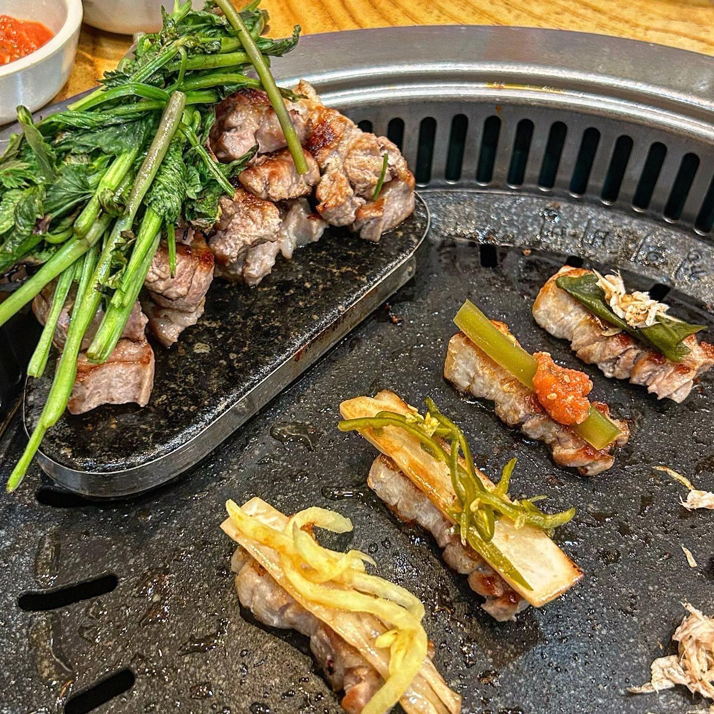 위례에서 신선한 삼겹살 맛집을 찾는다면?
#맛찬들왕소금구이위례점

이 곳은 정갈한 한끼의 정석 같은 곳이다
갓 지은 돌솥밥부터 차돌 듬뿍 들어간 진한 된장찌개
평범한 냉면이 아닌 온면으로 만든 시원한 냉소면
우리나라 최고의 청도 한재미나리까지 즐길 수 있는
이 곳은 위례 광장에 위치한 맛찬들 왕소금구이다

직원분이 오와 열을 맞춰 반찬을 세팅해주시는데
반찬 하나하나 작은 부분도 꼼꼼하게 신경 쓰신 게 보인다
고깃집에서 쉽게 볼 수 없는 반찬인 명란젓도 있다

삼겹살은 14일을 숙성한 두툼-한 생 삼겹살이다
고기는 처음부터 끝까지 직접 구워주시는데
여기서 끝나는 게 아니라 섬세한 시범을 보여주신다
잘 구워진 삼겹살 위로 여러 조합들을 만들며 추천해주신다
고기 위에 궁채를 올려 명란젓을 살짝 올려먹는 것이
나에겐 베스트였다 👍🏻

지금 이 시기에만 먹을 수 있는 한재미나리는
향긋하고 고소하여 초고추장에 찍어 먹으니 정말 맛있었다
뿐만 아니라 고슬고슬한 밥의 식감도, 된장찌개의 깊이도 
만들어준 이의 정성이 느껴지는 맛이었다

돌솥밥을 먹고 구수한 누룽지도 즐길 수 있으며
깔끔한 입가심 마무리로 물냉소면도 적극 추천드린다
시원한 살얼음에 탱탱한 온면이 끝까지 개운할 수 있게 도와준다

반찬부터 찌개, 밥까지 하나같이 맛있고
정성 가득한 한끼를 즐기고 싶다면
위례 맛찬들 왕 소금구이점 추천 드린다

#위례맛집 #성남맛집 #위례삼겹살