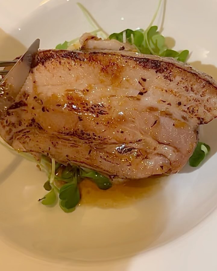 이제 양식은 무조건 여기!! 진짜 인생맛집 발견 #라팜 

구월동 놀러갔다가 인생맛집 발견하고 왔습니다! 23년 외식한 것중 가장 맛있었다면 말다했죠..🤍🤍 진짜 나만 알고싶은 맛집이지만 공유합니다🥹 

라팜은 프랑스 요리를 파는 양식집이에요. 작은 가게에 아늑한 분위기가 가득! 1인 쉐프님이 요리해주셔서 시간은 걸릴지라도 요리 하나하나에 정성가득이라 너무 좋았어요 게다가 너무 친절하시구요😉

#라팜드꼬숑 라팜의 시그니처메뉴! 24시간 수비드한 통삼겹에 메쉬드 포테이토와 메이플소스가 함께 제공됩니다. 통삼겹이 얼마나 부드러운지 첫번째 영상 보자마자 느껴지시지않나요? 살살 녹아요ㅠ 소스랑도 넘 잘어울리고 포테이토 올려먹으면 최고👍👍 

#폴드포크파르망티에 이것두 대표메뉴 같아요! 바베큐 소스를 곁들인 폴드포크에 메쉬드포테이토, 체리를 얹고 치즈와 함께 오븐에 구운 요리입니다! 체리가 어울릴까? 했는데 진짜 킥이었어요 너무 조화로운 맛입니다! 치즈도 푸짐하고 고기도 부드러워 살살녹아요!! 

#샐러드 와 #후무스 입니다! 기다리는동안 드시라고 주셨는데 샐러드 소스마저 존맛.. 후무스도 말해뭐해ㅜ 진짜 입맛돋우고 넘 맛있었어요 

게다가 #식전빵 다른데서는 볼수없는..! 과자같기도하고 치즈를 입혀 구우셨다고 했는데 진짜 그 은은한 치즈맛까지! 넘 특별하고 좋았어요 

#쇼콜라무스 이거 지금은 리뷰쓰면 주시는 디저트인데 짐ㅁ자 ㅠㅠ 이거 최고에요 사먹어도 전혀 아깝지않은.. 소금도 뿌려주시는데 단짠단짠 미쳤습니다 아이스크림보다 부드러웠다는..🤎🤎 

진짜 오랜만에 너무너무 좋은 식당 발견한거같아 좋았어요! 앞으로 기념일엔 뮤조건 여기 갈랍니다..🤩🤩 다들 제대로된 양식 드시고 싶을때 꼭 라팜! 한번 가보세요~~~💓

#라팜 #라팜드꼬숑 #구월동맛집 #구월동데이트 #프랑스요리 #앵식맛집 #인천맛집 #연말모임 #인천데이트 #먹스타
