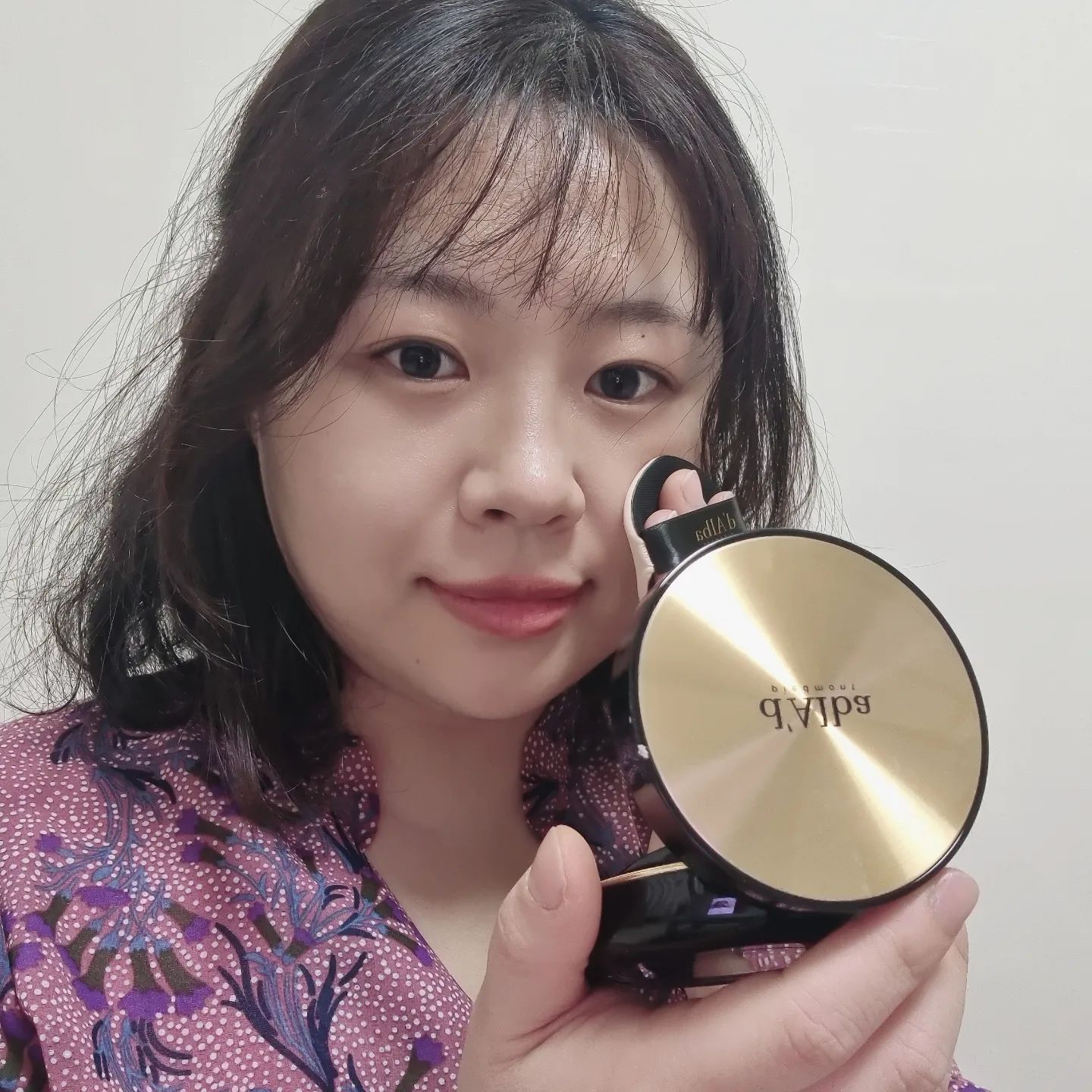 #협찬
🩷달바 비건 수분 에센스 세럼 쿠션🩷
-
촉촉이 쿠션이라면 너무 좋아하는 사람!
저요저 !!
특히나 요즘같은 건조한 계절엔
촉촉한 쿠션을 더 찾게 되는 것 같아요〰️
-
달바 제품은 늘 믿고쓰죠🥰
수분 에센스 함유 61%로 왕촉촉해서
피부 컨디션이 조금 좋지 않아도
각질 눌러주고 촉촉하게 화장이 잘 먹어요👍
-
커버력은 중상 정도에 바른 후
답답하거나 끈적임이 없어서
만족 했던 쿠션이에요.
바른 후 보면 은은한 피부 속광,물광이..🩷
-
세럼 쿠션도 달바의 핵심 성분
화이트 트러플과 8가지 식뭍성 오일이 블렌딩 되어있어 영양과 보습을 동시에
챙길 수 있어요🫶
 -
혹시..❤️
나 원래 피부 좋아 광 느낄 수 있는
촉촉이 쿠션 원하세요?
달바 추천 200프로입니당 🥰
-
🎁 dalba_piedmont
#달바쿠션 #세럼쿠션 #촉촉쿠션 #올리브영쿠션 #쿠션추천