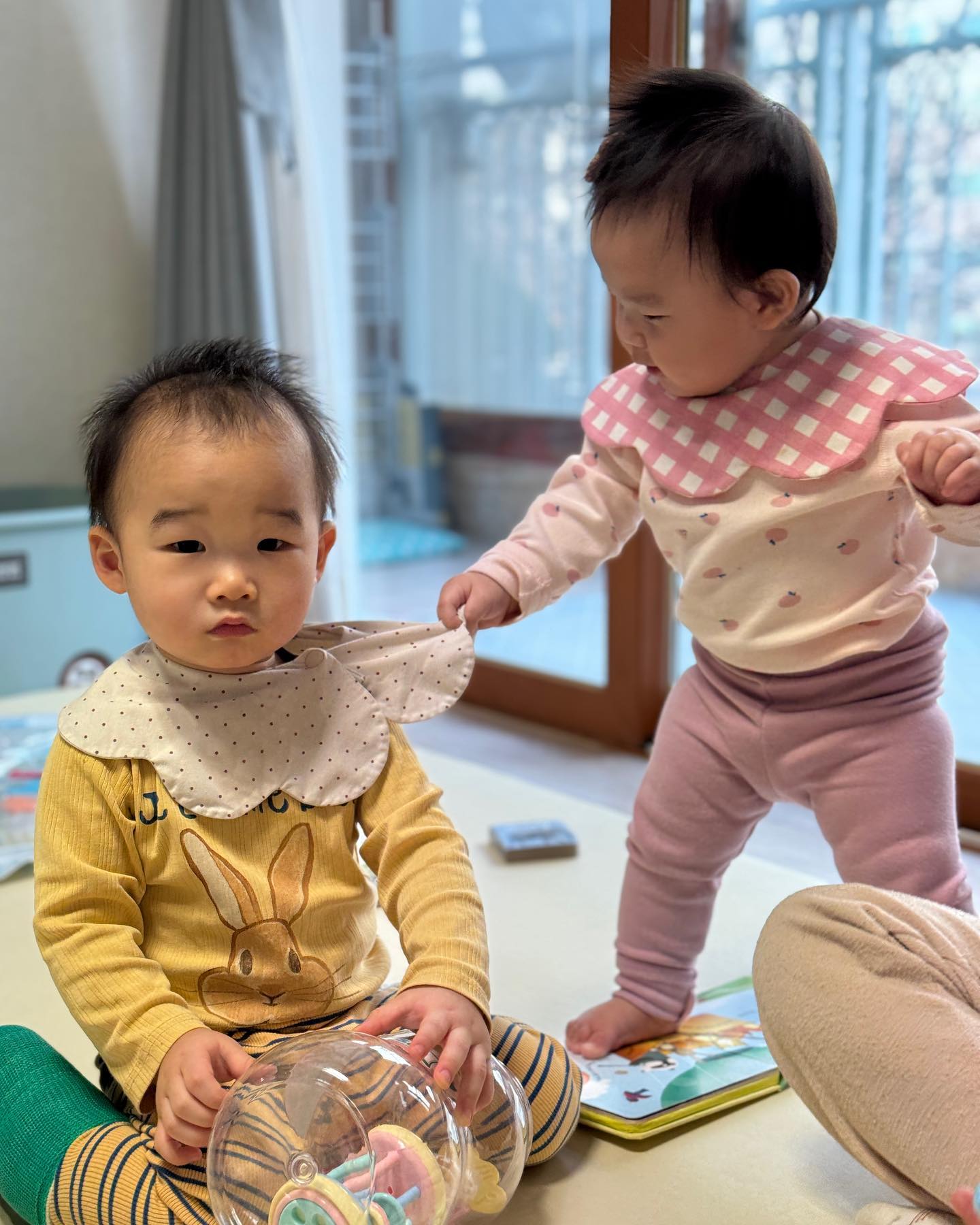 D + 657

통깁스 일주일째!
나연공주와 현주이모, 소영이모 놀러온날 ❤️

오빠니깐 참아준다 ㅋㅋㅋ
임유누 이제 참을성이 좀 생긴듯 ㅋㅋㅋ
탐탁지 않지만 쪼꼬미여서 기다려줌 ㅋㅋㅋ

덕분에 낮잠패스하고 밤잠 6시 40분에 재움!
자주 놀러와주세욤❤️

#21개월아기 #공동육아 #공동육아는사랑입니다❤️ #오빠미뿜뿜❤️ #통깁스신세