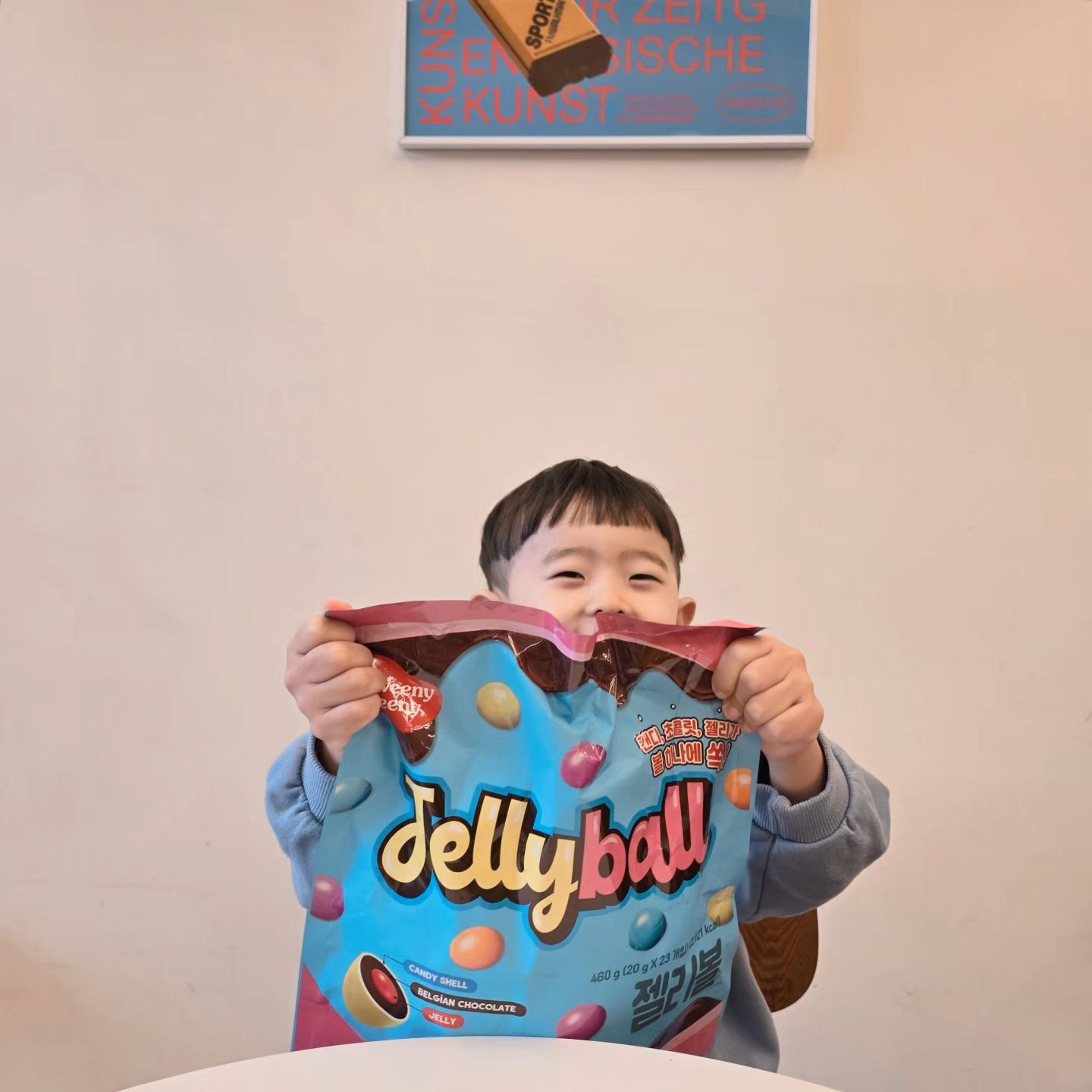 #협찬 

요즘 사탕~ 젤리~ 초코에 빠진 우리찬열이 
최애 간식이 되어버린 ❝위니비니 젤리볼❞ 

오독오독 캔디 코팅안에 
부드러운 벨지안 밀크초콜릿,
또 그안에는 쫀득한 딸기맛 젤리까지 3in1간식ꯁ 

젤리볼 하나에 맛있는 간식 3가지가 한번에 있어
아이들은 물론 엄마아빠 간식으로도 최고최고.ᐟ 

진짜한번먹으면 너무맛잇어서 자꾸손이가는
신상간식 젤리볼〰️
캔디🍬아삭 > 초콜릿🍫달콤 > 젤리 쫀~득 

엄마도 달달한거 땡길때 아아랑 같이먹으면
최고의간식이에요옹ꯁ

🏷  𝚃𝚑𝚊𝚗𝚔 𝚢𝚘𝚞 weenybeeny_shop

#위니비니 #weenybeeny #젤리볼
#트레이더간식 #캔디 #초콜릿 #젤리
#간식추천 #아이간식 #트레이더스추천 
#신상간식 #초콜릿추천 #디저트