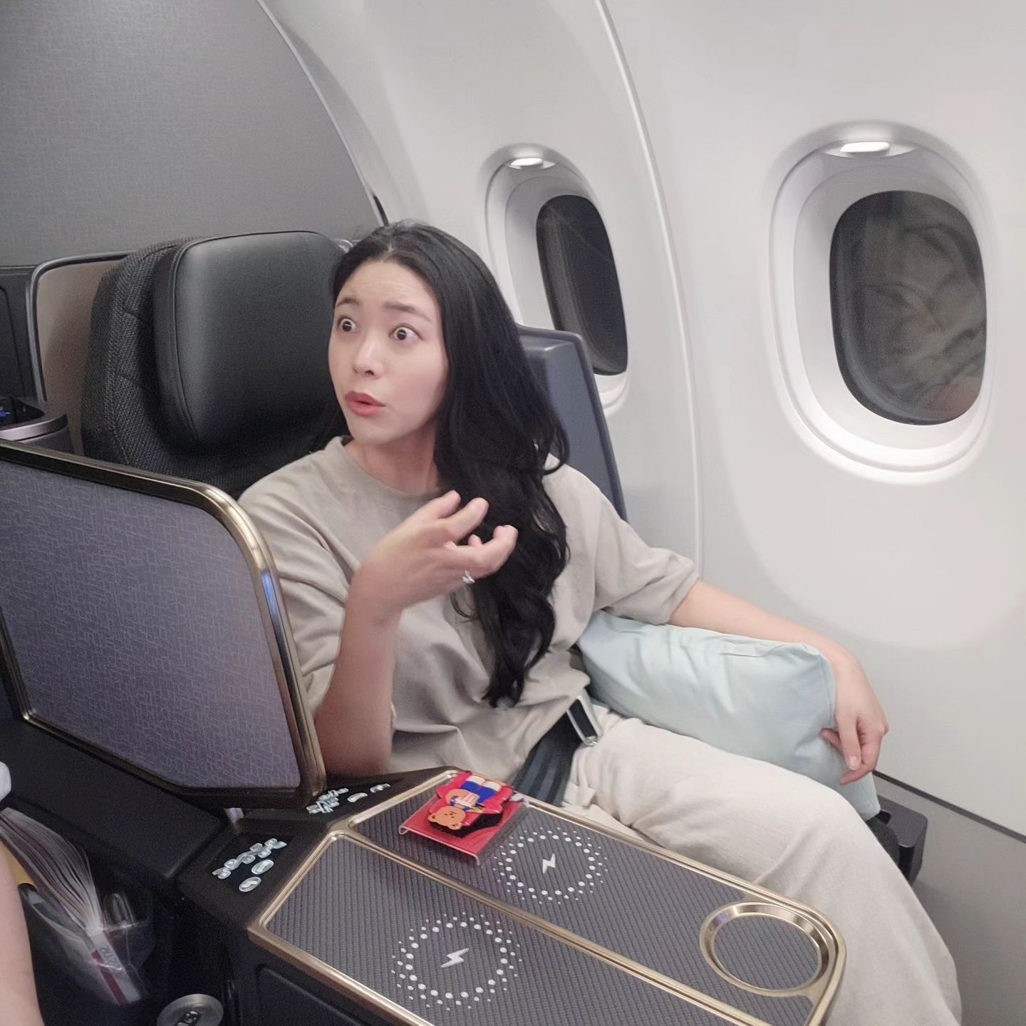 #대한항공 #A321neo
#내돈내산 아니 #내돈내탔

새 비행기가 타보고싶어서 일부러 시간대 맞춰서 대한항공 A321-neo를 예약했고, 갈때는 이코노미 비상구좌석, 올때는 프레스티지석을 탔어요! 역시 새비행기는 좋더라구요 :) 깨끗하고, 새로운 기능도 많구요👍

원래 여행 사진 대부분은 스토리에만 올리는데 이번에 네오 궁금해하는분들 많더라구요! 영상으로 다 찍어왔는데 아마 이번에도 안올리겠쥬?ㅋㅋㅋㅋㅋ

저는 10월까지(아마도) 여행 일정이 없어서 당분간 일개미 or 집순이로 지낼 예정입니다ㅎㅎㅎ

인스타도 자주 해볼게요🥰