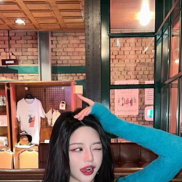 서다정 on Instagram: "어떨 것 같애? . . 난 좋을 것 같애 🖤"