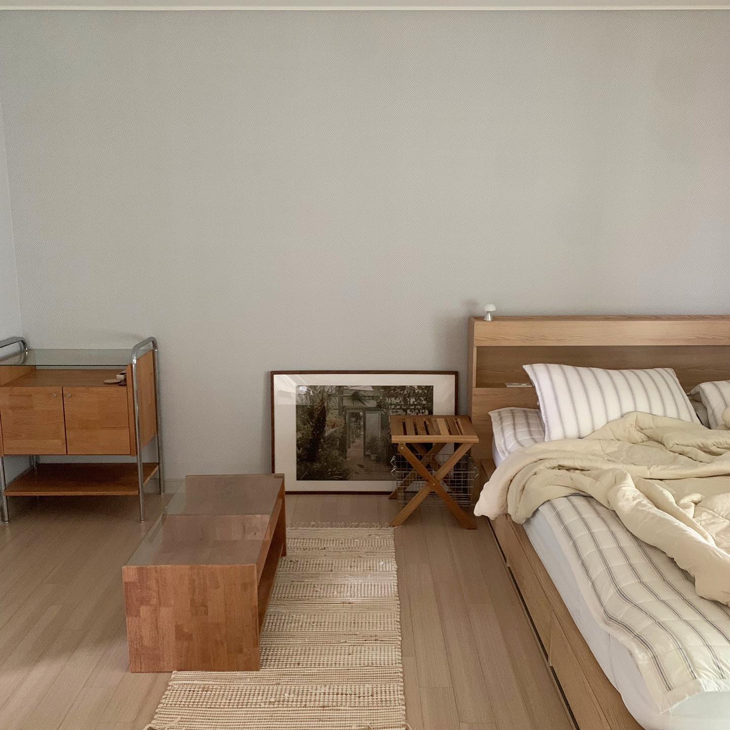 :)
가을 색감으로 넣어준 오늘 침실🛌🤎
어젯 밤, 춥다-라는 느낌이 들어서 꼬맹이들 학교 보내자마자 여름이불빨래 돌리고,, 우드우드 가구로 배치하기. 그 동안 고마웠다. 냉감이불아..