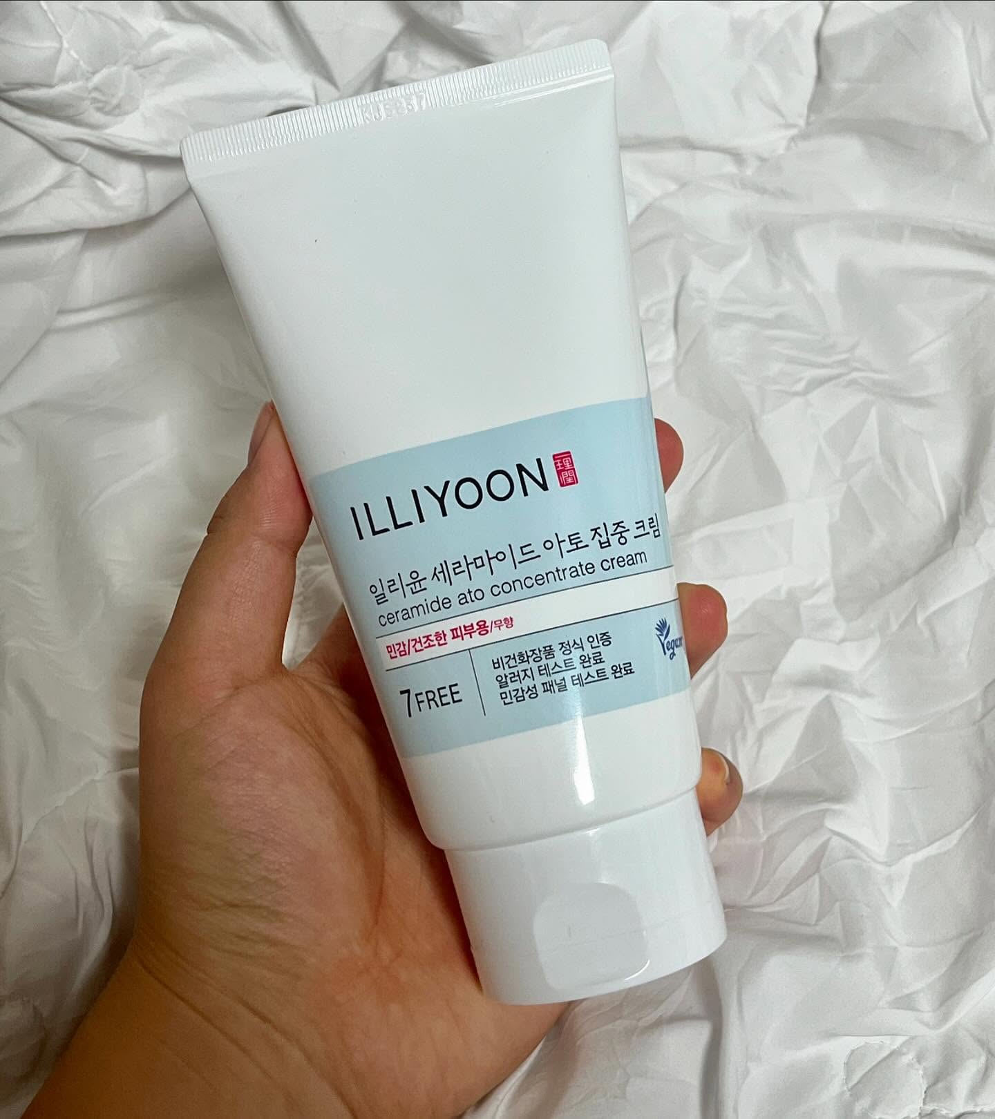 #광고 #글로우픽체험단 glowpick_official illiyoon_official
▫️일리윤 - 세라마이드 아토 집중 크림
겨울철 전신에 바르기 좋은 일리윤 크림이에요✨
일리윤 제품들 순하기로 정말 유명하잖아요😆
이 제품도 민감하고 건조한 피부용으로 나온 크림이에요
비건화장품 인증, 알러지 테스트,
민감성 패널 테스트 완료 제품이라 믿고 사용할 수 있어요👍🏻
일반 수분크립보다는 살짝 무거운 편인데 흡수는 정말 빨리 돼요
그리고 무엇보다 신기한게 크림 사이에
세라마이드 캡슐이 있다는 점이에요❗️
캡슐 타입이라 보습 성분을 피부에 잘 전달해준다고 해요 ㅎㅎ
얼굴, 팔, 다리 등 전신에 사용 가능해요
건조해져서 갈라지는 부위에 수시로 발라주시면 좋아요 !
겨울철 갈라지는 피부가 고민이신 분들께 추천드려요👍🏻
#글로리그램 #일리윤 #세라마이드 #페이셜크림 #일리윤크림 #세라마이드아토 #겨울크림 #겨울크림추천