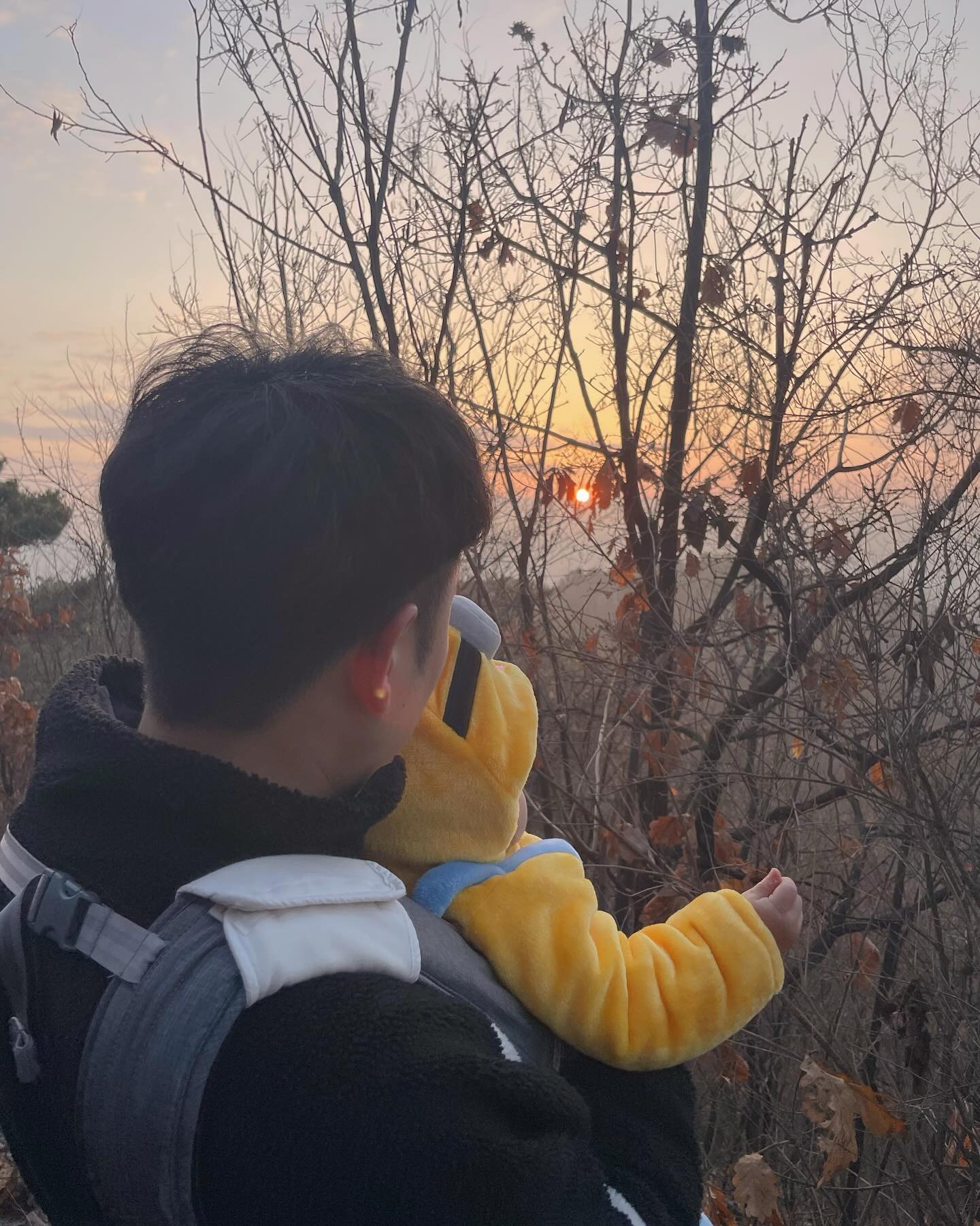 2024 해피뉴이어!!🥳🥳🥳🎉🎉
채하가 맞이하는 첫해를 보여주고 싶었는데, 성공!!
엄마 아빠는 땀범벅이됬지만 나름 아침등산이 상쾌하고 좋다
2024년에는 건강하고 행복하자 우리
엄마 아빠가 행복한 아이로 키울게 💕

새해에는 우리가족 친구들 모두 복 많이 받게해주세요!!
복 마니마니 투척!!!🧧😁