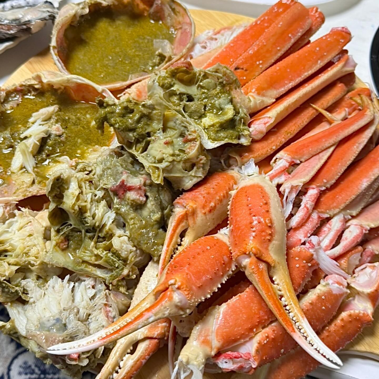 와엔모 6번째모임 🤍🍷
가족들이랑 하는 와인모임,, 이번 와인들은 다 화이트라서 안주를 뭘로할까하다가 해산물 픽!

이거 먹자고하니 저것도 먹고싶고 저거 먹자고하니 저것도 먹고싶고,, 결국엔 회도 대게도 굴도 파스타도 다 먹었어요.
대게도 수율 너무 좋고 장도 맛있고
회도 맛있고 싱싱하고 굴도 맛있고 싱싱하고,, 행복,, #선창수산 에서 주문해서 픽업해왔어요- 동생이 만들어준 알리오올리오까지!

와인은 베를리치 엑스베로 2,3 이랑 마르토리슬링, 마르토바이스, 아망딘 먹었는데 다 맛있어서 5병 순삭,, 안주랑 너무너무 잘어울려서 행복 🫣

시간가는줄 모르고 웃고 떠들며 보냈던 시간,, ♥️