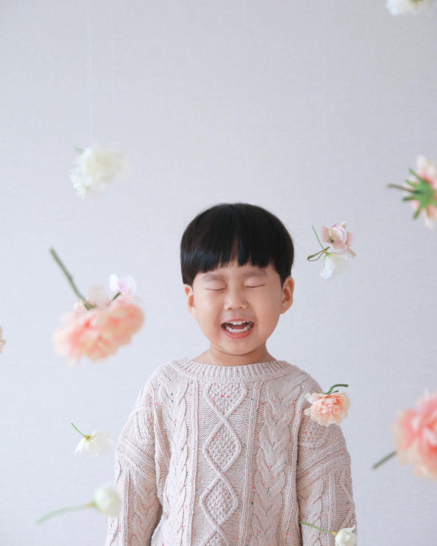 #
깅도리 어디 갔뿠노 몬찾겠네
.
오래전부터 찍어보고싶었던 컨셉🌸
사진을 좀 더 잘 찍었으면 더 예쁘게 담아줄 수 있었을 텐데
많이 아쉽지만 그래도 내새끼 예뻐🤍
오래오래 엄마랑 사진 찍어주라
.
#홈스냅 #셀프홈스냅 #아기사진 #셀프사진 #셀프아기사진