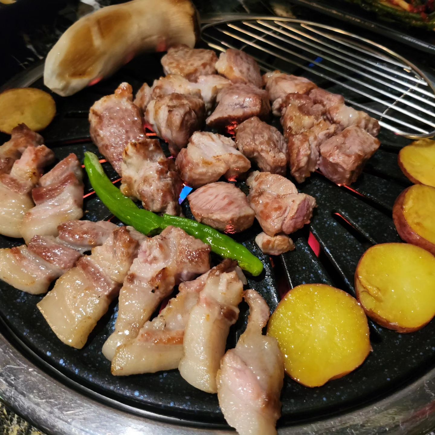 친절한 사장님께서 직접 구워주시는
넘나 맛있는 불광동 고기집 제주미목식당🥩

분위기도 너무 이쁘고 
사장님과 직원분들도 너무 친절하셔서
아이들 데리고 가기도 너무 좋앙♡

구워먹는 치즈는 진짜 짱임ㅎ 
집에서 또 사먹어야지🤗

#협찬 #제주미목식당 #불광동고기집 #불광동고기맛집 #은평구고기집 #은평구고기맛집