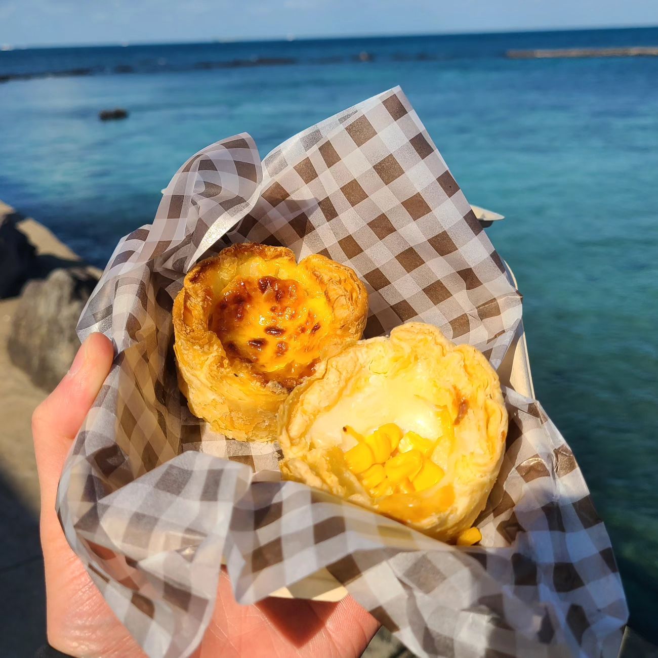 🥯 집의기록상점

📌 위치 : 제주 제주시 한림읍 귀덕11길 60
⏰️ 시간 : 13:00 ~ 17:00, 수,목 휴무
☎️ 번호 : 070-8845-5556

제주도에서 핫한 구움과자 전문카페 집의기록상점입니다!🤩🤩
오후 1시 오픈이었는데 그전부터 웨이팅이 생기더라구요
저도 1시 전에 대기해서 오픈하자마자 바로이용!!

에그타르트와 크루아상, 휘낭시에 등 다양한 구움과자
종류가 있었고 2가지 에그타르트와 사진에는 없지만
크루아상을 먹어봤습니다🤟🤟🤟

콘타르트는 고소하고 달콤한옥수수맛에 부드럽고 크리미한
크림이 가득들어있었고 겉은 바삭바삭!
에그타르트도 계란, 버터향 진해서 맛있었습니다!!
크루아상은 겉은 시럽이 발라져있었고 겉바속쫄!
굉장히 쫄깃쫄깃하면서 달콤하더라구요

바로 뒤편에 주차장 넓어서 주차도 편했고
바다바로앞에있어서 기다리면서 제주도의 예쁜바다도
볼수있어서 참좋았습니다

매장에서 귀여운소품도 구매할수있었고
매장이 협소해서 웨이팅이 조금만있어도
대기시간이 긴편이었습니다!!

#집의기록상점#제주도집의기록상점#제주도카페#서귀포카페#제주카페#제주도코스#제주도여행#제주도예쁜카페#제주도타르트#제주도디저트#제주도가볼만한곳#제주도코스#제주도여행코스#먹스타그램#먹스타#먹팔해요#먹팔#좋아요#좋아요반사