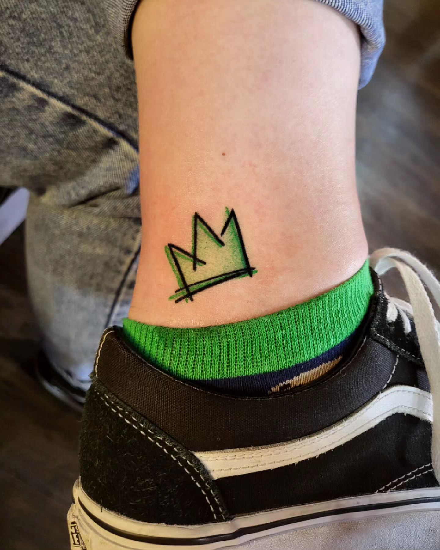 Emerald Green Crown 👑 💚
.
🇯🇵< 福岡 & 東京 >6月 予約可能
Fukuoka & Tokyo 
ㄴDM 24H
.
.
.
#왕관타투 #바스키아타투디자인 #컬러타투 #바스키아타투 #바스키아왕관 #원주타투 #바스키아왕관타투 #영등포타투 #문래타투 #원주타투학원 #우산동타투 #원주컬러타투 #카드결제타투 #basquiattattoo