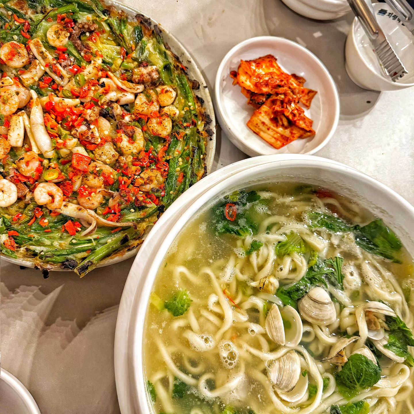 오늘 뭐 먹우디? 🤷‍♀️

🏷조조칼국수 시청점
▪️서울 중구 세종대로11길 27 조조칼국수
▪️매일 10:00 - 21:30
      *break time  16:00 - 17:00(주말은 브레이크 타임x)
      *last order 21:00 

❗️요즘 날씨가 봄이 올 것 같다가도 갑자기 너무너무 추워서  뭐를 먹어야 잘먹은거 같은걸까 생각을하다가 칼국수로 유명한 조조칼국수에 다녀왔어요!👐 조조칼국수는 체인점이 여기저기 너무 많아서 말안해도 다들 맛있는거 알고 계시죠?🤭 괜히 흐뭇❤️ 

❗️동죽칼국수+해물파전
역시나 조조칼국수 국물 너무너무 시원하더라구요. 면도 탱글탱글하니 젓가락으로 집어 먹으면 신이 나더라구요?🥢 해산물도 넉넉하게 들어가있고 김치는 역시나 최고였어요. 칼국수는 무조건 김치있어야 하는거 아시죠? 맵찌인 저에게는 김치가 매웠지만 그럴때 파전으로 매운맛 싹 달래주니 괜찮더라구요🙂 그릇 기울여서 국물끝까지 싹싹 비웠어요 꺼억🐷
해물파전 또한 가격대비 해물양 정말 넉넉하고 적당히 바삭하면서 촉촉하니 요즘 날씨에 딱이더라구요! 

❗️조조칼국수 시청점의 가장 큰 특징은 사장님뿐만 아니라 알바생분들까지 너무 친절하셨어요!soooo kind❤️ 반찬도 부족하면 센스있게 바로바로 갖다주시고 회전율도 좋아서 웨이팅이 있어도 금방 들어가더라구요. 중구 식당가는 워낙 복잡하고 사람들도 많아 친절하기가 쉽지않은데 사장님과 직원분들의 친절함에 기분좋게 먹고 왔습니다^^♡

#내돈내산 #조조칼국수 #동죽칼국수 #조조칼국수시청점 #해물파전 #칼국수 #시청맛집 #칼국수맛집 #파전맛집 #해물파전맛집