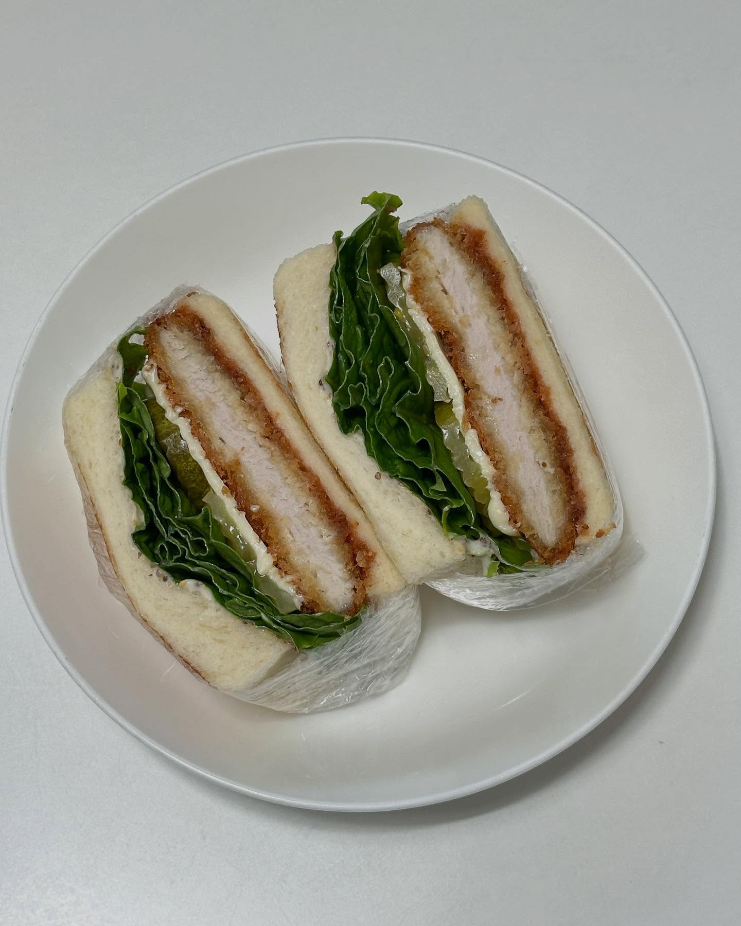 오늘의 메뉴 👉 돈까스 샌드위치

이번에 냉동 돈까스를 사서 식빵안에 넣어 먹으면 좋겠다 싶어서 만들어 봤어요😋
돈까스만 넣으면 너무 무거우니까 로메인상추도 넣어봤어요🙌
점심으로 딱 좋았네요

👉 레시피
재료 - 식빵 2장, 돈까스 1장, 로메인상추 4장, 치즈 1장, 피클 3개, 버터 30g
(소스1) - 우스타소스 1스푼, 알룰로스 1스푼, 홀그레인 머스타드 1/2스푼, 후추약간
(소스2) - 마요네즈 1스푼, 홀그레인 머스타드 1/2스푼

👉 조리과정
1️⃣
- 식빵 테두리를 짤라주세요.
- 에어프라이어에 냉동 돈까스를 돌려주세요.
- 소스들을 각각 만들어주세요.
- 로메인 상추를 씻어 물기를 털어주세요.

2️⃣
- 팬에 버터를 넣고 식빵을 앞뒤로 구워주세요.
- 식빵 한쪽면에 소스1과 소스2를 각각 발라주세요.
- 소스를 바른 식빵 위에 돈까스를 올려주세요.
- 치즈, 피클, 상추 빵을 덮어주면 완성🙌🙌

#돈까스샌드위치 #가츠샌드 #가츠샌드위치 #샌드위치 #샌드위치만들기 #집밥 #집밥레시피 #점심 #점심메뉴 #간단요리