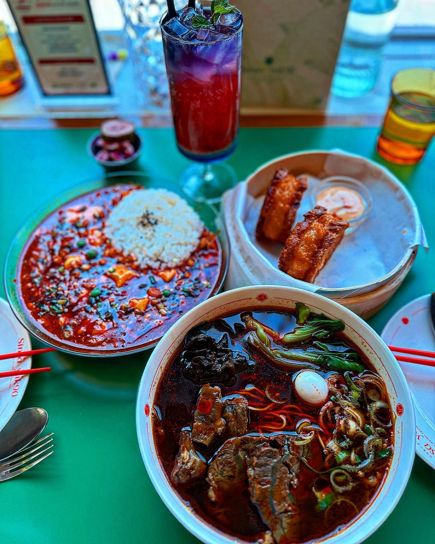 #협찬  sinsa__yuk90

동서양 퓨전음식점!- 각각의 맛을
제대로 살린 신사맛집!-
“육구공” 다녀왔습니다!- 

신사역 가로수길에 동서양 분위기 및
다양한 음식들 파스타, 우육면, 홍콩 꽃방튀김
까지 조리되고 즐길 수 있는!-
퓨전음식 맛집!-

홍콩 같은 분위기와, 모던한 까페 같은 
분위기가 절묘하게 조화를 이룬 공간입니다!-

힙한 느낌이라고도 할 수 있는 분위기!!-
중국, 홍콩 위주의 음식들이 눈에 띄고!-
그맛을 파스타에까지 접목시켜!- 
궁금하게 만드는 메뉴들이 한가득!!-

🍲 우육면
🍛 상하이 마파두부덮밥
🦐 뚱보샤
🍹 바이올렛베리

프렌차이즈 같은 느낌의 업장이라
기대하지 않았는데!-

우육면만 먹어도!- 고추기름베이스인데!-
전혀 자극적이지도 맵지도 않으면서!-
고추기름의 맛을 제대로 나는!-
오묘하면서! 밸런스 좋은 맛!!-
이국적인 맛이 전체를 지배하면서도!-
익숙한 한국의 라면맛도 느껴지는!!-
다른 메뉴들도 모두 기대가 될수 있는 
감칠맛입니다!!-

상하이 마파두부덮밥!!-
마파두부가 별게 있겠어?! 싶었는데!-
생각지도 못한 얼큰한 순두부 맛!!-
부드러우면서도 칼칼합니다!-
기름베이스라 부드러우면서도!-
진한 깊은 맛이 느껴집니다!-

뚱보샤!!- 완전꽉찬 새우살!!-
기름이 있는데도 바삭하고!-
전혀 느끼하지 않습니다!!-
고급 에피타이저를 먹는 느낌!-

든든하면서도! 풍부한 맛을 
제대로 느꼈습니다!-

색감도 이쁜고, 과일맛을 제대로
느낄수 있는 에이드까지!!-

간단하게 점심 먹기에도!!-
저녁에 안주로써 즐기기에도
너무나 적당한! 육구공 이였습니다!!-

📍 서울 강남구 도산대로15길 16 2층
 “육구공”

⏲️ 매일 11:00 - 22:00
  21:30 라스트 오더
 
 
#가로수길맛집 #육구공 #퓨전레스토랑 #신사역맛집 #리뷰노트
#압구정맛집 #우육면 #유린기 #마파두부밥 #아시안레스토랑
#홍콩음식 #마라음식 #뚱보샤 #동남아음식 #중국음식