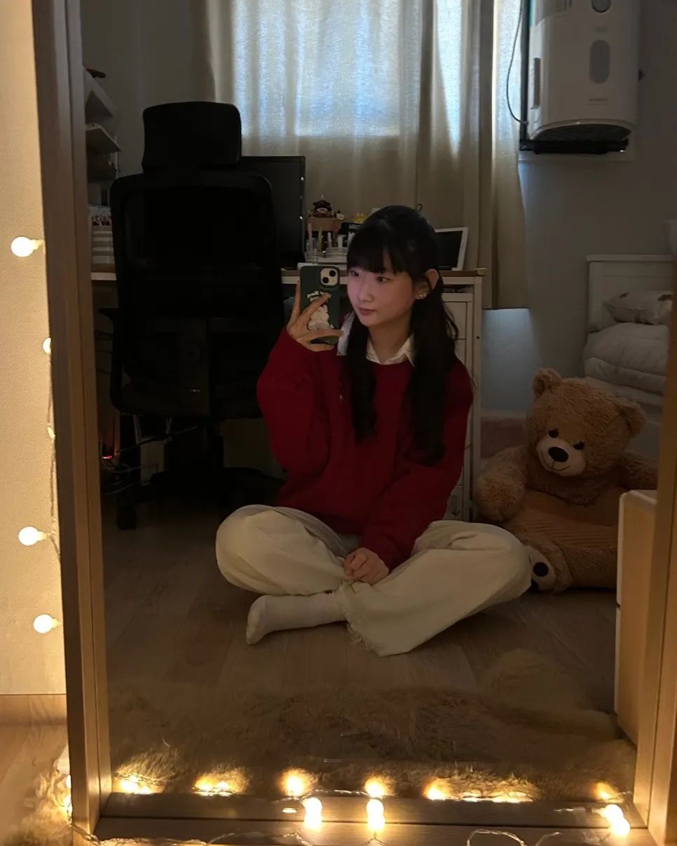 오늘부터 #방학시작
잘 지내보자 #개딸 
아니 근데 니 방 냅두고 언제까지
안방에서 잘거니??
심야괴담 보고 무서워서 하루만 잔다더니😤