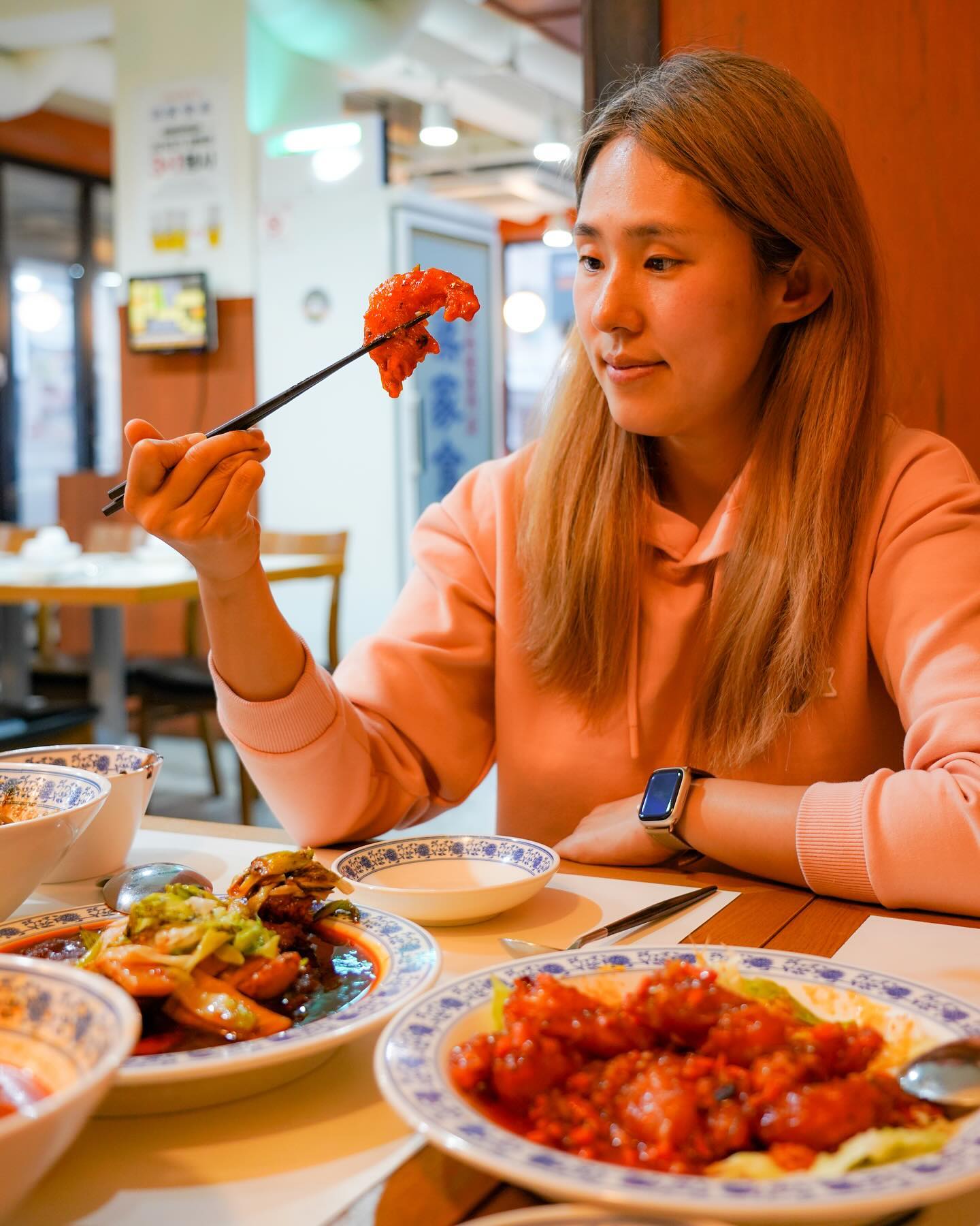 침대와 물아일체 🛌 이제 컨디션 좀 회복되니 배곱파
며칠전 먹고 온 #양가식탁 생각나네
배부르다고 남기고 온 짜장면이 눈앞에 아른아른

#교대역중식맛집 으로 유명한 곳으로 교대역 13번 출구 근처라 찾아가기 넘 쉽다리~
마라맛 즐길 수 있는 #대파난자완스 오동통 새우 🦐 새콤매콤 #중새우칠리 계란 프라이 🍳 주는 #양가짜장 시원 깔끔 국물의 #양가홍탕면 🍜 정말이지 다 사랑이라규~ 🫶

#교대역중식 생각날땐 무조건 고고~

#교대모임장소추천 #교대회식장소추천