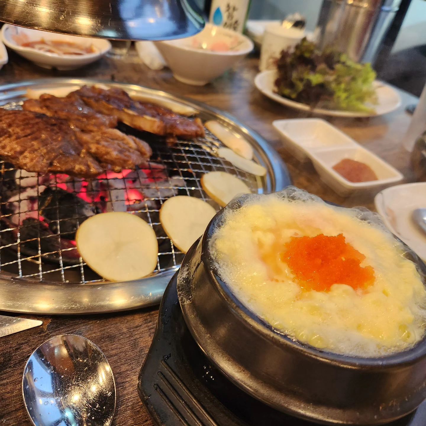 오늘 저녁은 갈비~~
소갈비와 돼지갈비로 기력 보충!!

#빅빅버거 도 먹어보고~
피자와 치킨도~
요즘 감기때문인지
입맛 없어진 솔이를 위해(?)
이것저것 맛있는거 먹고 있어요😚

다들 맛난 저녁 되세요👨‍🍳

#저녁메뉴 #잘먹고죽자