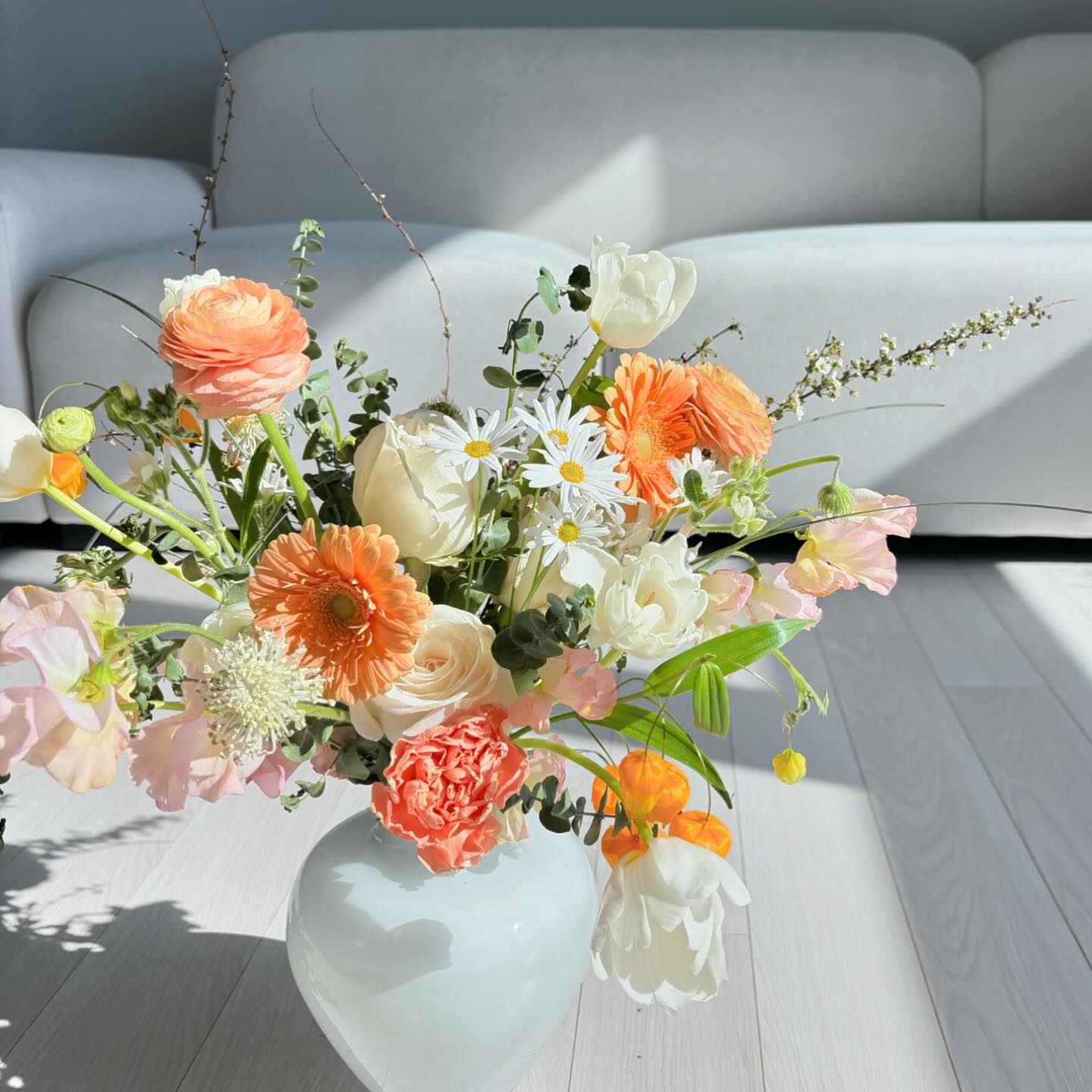 휴휴 이번 촬영 부케는 제주도에서 무사 공수 완료!
✨🤍🌷그냥 꽂아도 대존예🌷🤍✨
🧡주황색 왁스플라워도 넘 찐하고 이뿜🧡

ㅠㅠ흑흑 사진 찍다가 넘어져서 
바닷물 풍덩했더만 튤립이 녹아간다~
(왜 인스타 니멋대로 사진 색감 바꾸는데;;;)