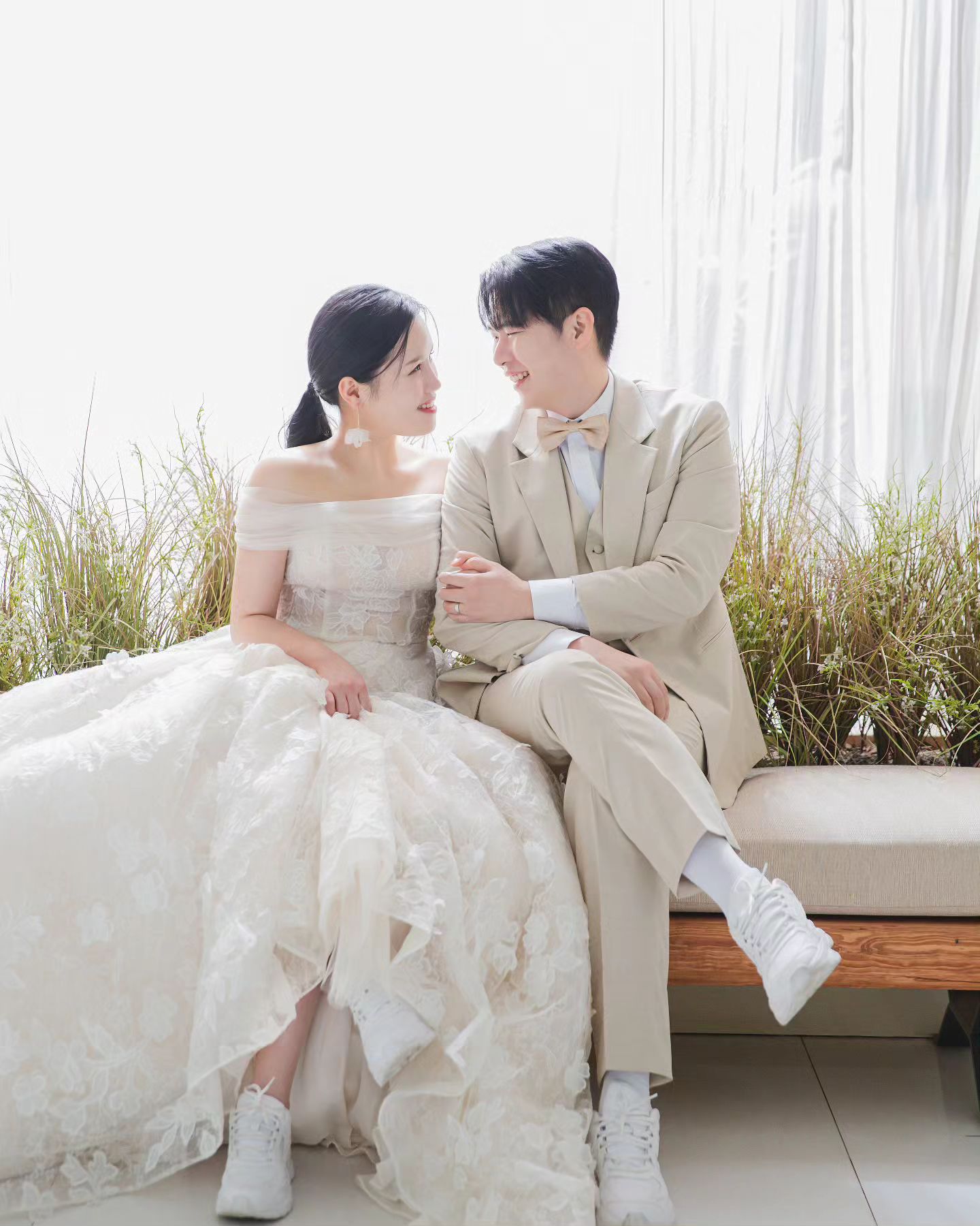 #결혼합니다 2024.06.29 (D-16)

이정현🤵‍♂️ 김정아👰‍♀️ 

한 분 한 분 직접 찾아뵙고 인사드리는 게 도리이지만
오랜만에 드리는 연락이 결혼 소식이라
부담이 될까 망설여지고 조심스러운 마음에
선뜻 연락을 드리지 못한 분들도 많습니다.

너그러이 양해해 주시고 넓은 마음으로 먼저 연락 주신다면
기쁜 마음과 감사한 마음을 담아 소식 전하겠습니다. 

좋은 날, 귀한 걸음으로 축복해 주시는 모든 분들과 먼 자리에서
축하해 주시는 분들의 사랑과 소중한 마음 잊지 않고 보답하며 
행복하게 잘 살겠습니다. 

신랑 이정현 신부 김정아 올림