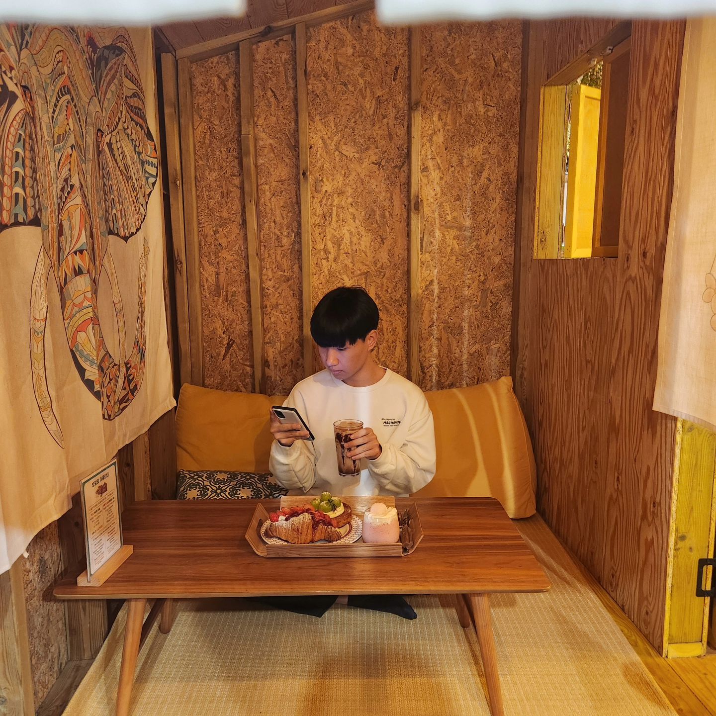 #협찬

방학이라 큰 아들이랑 홍대 놀러왔어요.
아이 옷도 사고 홍대 코코넛박스에서 맛있는 음료랑 베이커리도 먹었어요.

이번에 신메뉴로 나온 "딸기블라썸" 달콤한 딸기스무디
카페인 충전을 위해 달달 "카페모카"

생딸기가 들어가 맛있는 바삭한 크로와상인 "생딸기크로와상"
샤인머스캣과 크림치즈가 들어간 맛있는 "샤인머스캣 퀸아망"

방갈로에서 레트로 게임기로 게임도 하고 전시도 있어서 작품 감상도 하고 볼풀장도 있어서 더욱 재미있는 코코넛박스~~

방갈로마다 특색이 있어서 더욱 재미있는데요.
저희는 레트로 게임기가 있는 방갈로에서 게임하며 놀았네요.

가족들과 연인, 친구끼리 가기 좋은 홍대카페 홍대가볼만한곳이에요.

#홍대카페 #홍대카페추천 #홍대브런치 #홍대대형카페 #홍대빵집 #코코넛박스 #홍대놀거리 #홍대가볼만한곳 #홍대코코넛박스 #홍대베이커리 #홍대베이커리카페