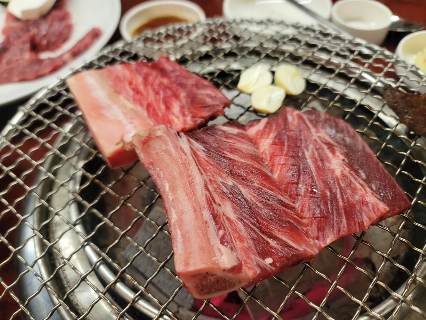 ⠀
일우암소갈비
한우 암소갈비가 제대로
사르르 입안에서 사라진다
⠀
⠀
일우암소갈비
일...일전에
우...우리가
암...암도 모르게
소...소리 소문 없이 먹었던
갈...갈비는
비...비밀로 혼자만 먹고 싶다
⠀
⠀
#한우암소갈비 #좌동고기집 #장산역 맛집 #해운대가족모임 #해운대고기집 #일우암소갈비 #장산역한우
