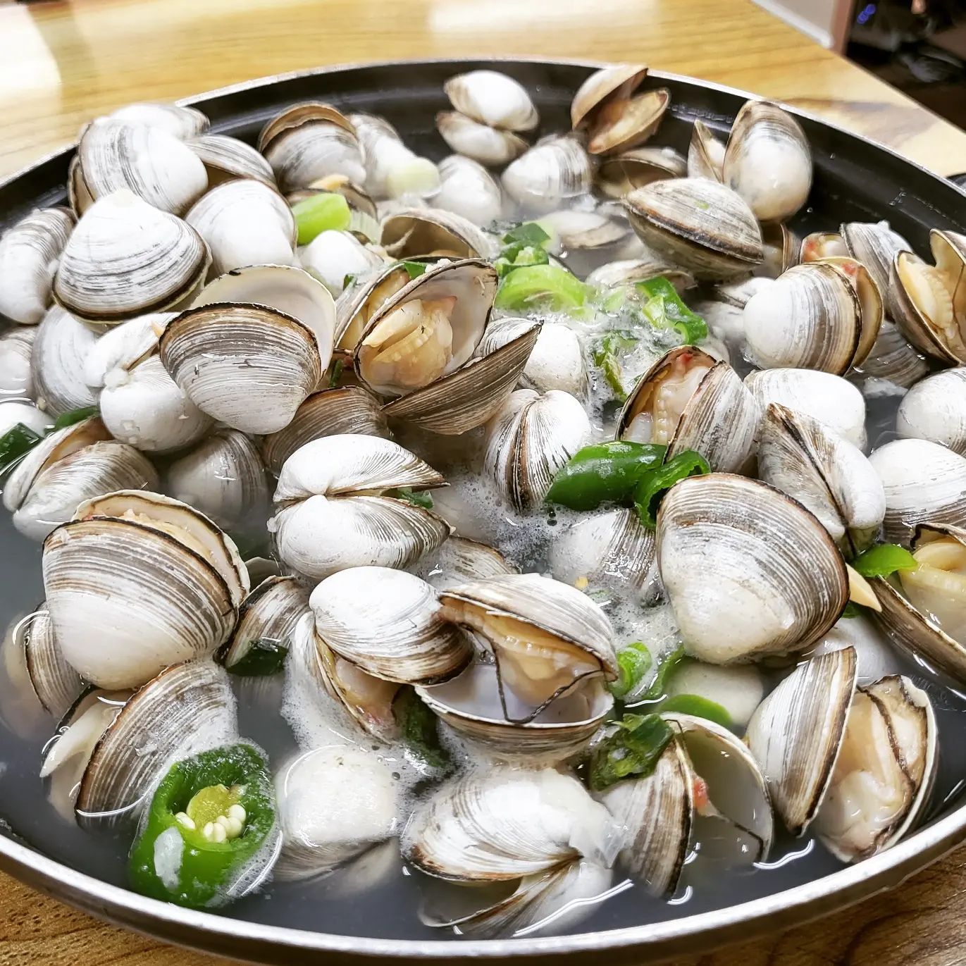 이렇게 비오는날이면 어김없이 생각나는 칼국수☔

<오씨칼국수>
대전 동구 옛신탄진로 13

물총 ⭐⭐⭐⭐⭐
손칼국수 ⭐⭐⭐⭐⭐

13000원인데 조개의 양이 미쳤고요?
조개하나 까서 깔끔하고 매콤칼칼한 국물이랑 같이 한입에 먹으면 극락입니다.
매운김치랑 같이 칼국수를 한젓가락먹으면 그것 또한 극락.
물총도 칼국수도 김치도 어느하나 빼놓을 수 없는 조합이니 몇명이서 가든간에 꼭 둘다 시켜서 먹기로 약속🤙

#오씨칼국수 #칼국수 #대전