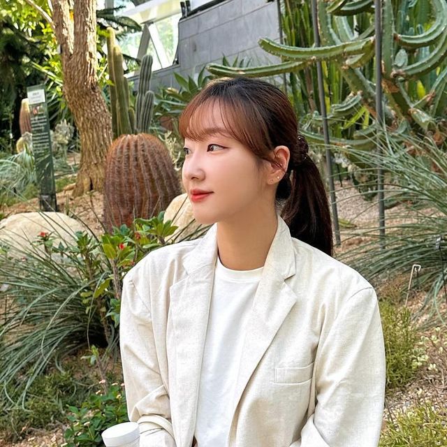 주으니 | 패션 on Instagram: "#광고 데일리룩에 잘 어울리는 예쁜 무선 믹서기, 텀블믹스 ✨ 금요일은 상큼달달한 복숭아 주스 즐기는 날! 평소에 아침대용으로 주스를 마시곤 하는데, 텀블믹스