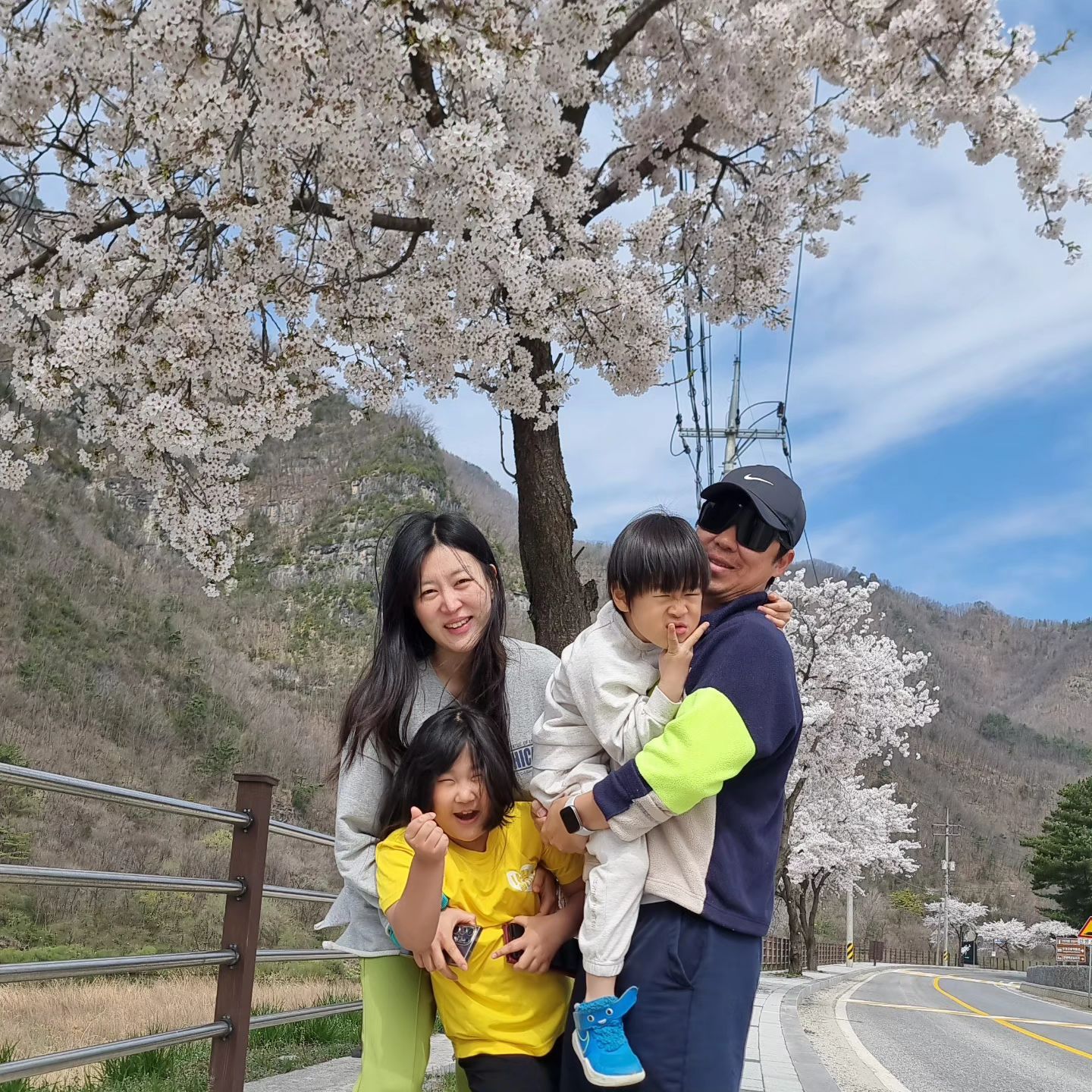 벚꽃엔딩🌸

사랑하는 가족들과
벚꽃 나들이.
풀 냄새.
강이 흐르는 소리.
파닥파닥 모닥불과 함께한 밤의 이야기 꽃

예쁜 포즈대신
캠핑 스타일로
자연인 가족 😆
소망이 있다면 
기회되는대로 부모님 모시고 가고싶은
나의 바램.

그날의 추억을 다 담을순 없지만
계절 흐름에 따라
피어난 벚꽃을 배경삼아
아이들의 웃음 꽃 기록
울 애기들 사랑해❤️

2024. 4월 벚꽃피는 영월에서.