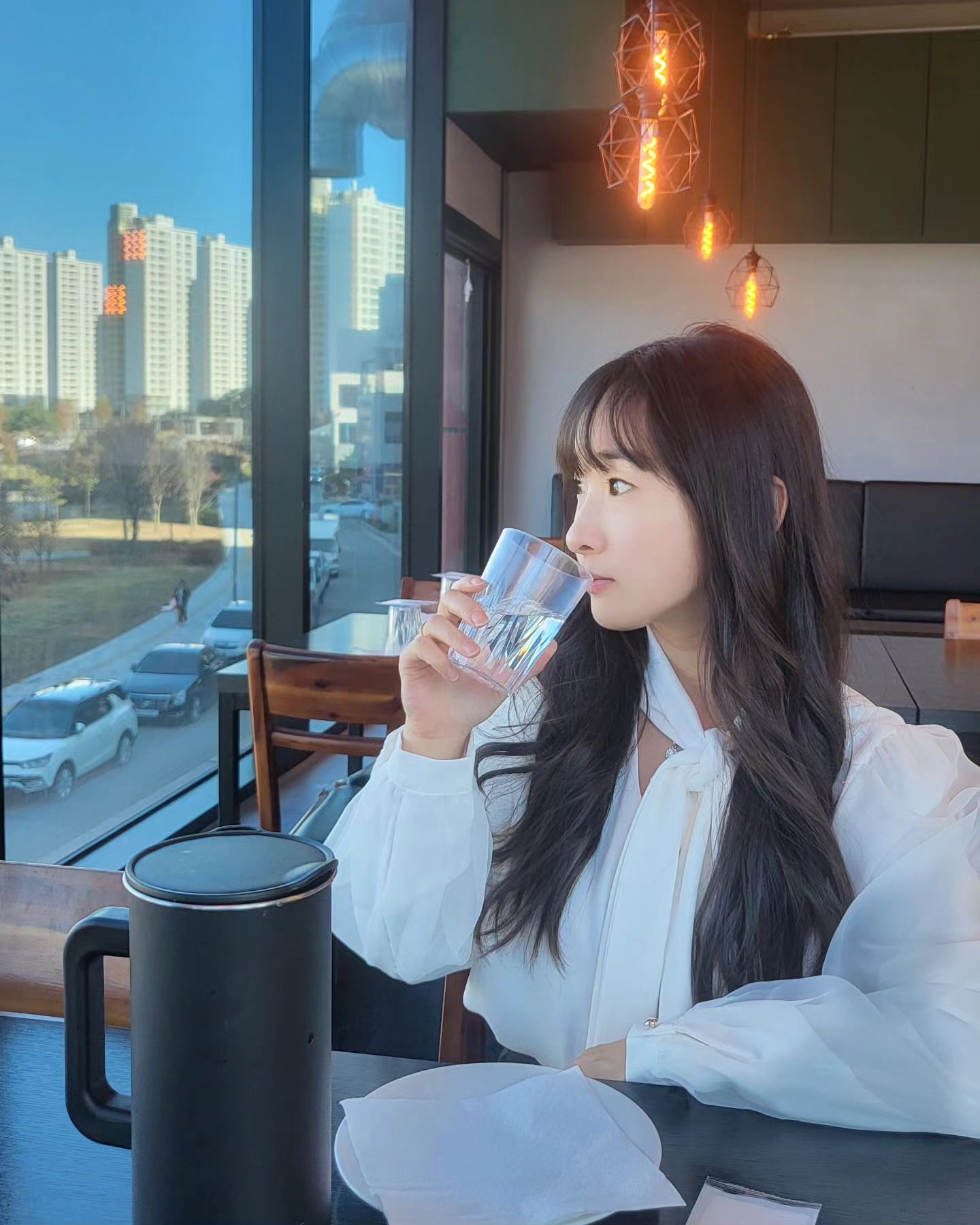 🔥분위기갑 #본스테이크옥정 

🌸옥정에 스테이크맛집 아시나요? 
• 옥정호수공원이 내려다 보이는 뷰 맛집이에여 🍁

저희는  본스테이크를 주문했는데  오일레이징이 된 숙성 그릴 스테이크로 식감은 부드럽고 육즙이 팡팡💜💜

레스토랑하면 파스타가 빠질 수 없져🌸 해물 토마토 스파게티를 넘 좋아하는데 새우토핑을 엄청 많이  주셔서 푸짐하게 먹어봤네여💕

매장에서 수작하는 소스로 만들어지는 수재 파스타

 분위기 있는 가족 모임과 식사장소 필요하신 분들 꼭 본스테이크애 드세여 추천추천🔥🔥 

✔️경기 양주시 옥정동로7길 62 (옥정동, 라끄뷰) 라끄뷰 건물 2층 본스테이크