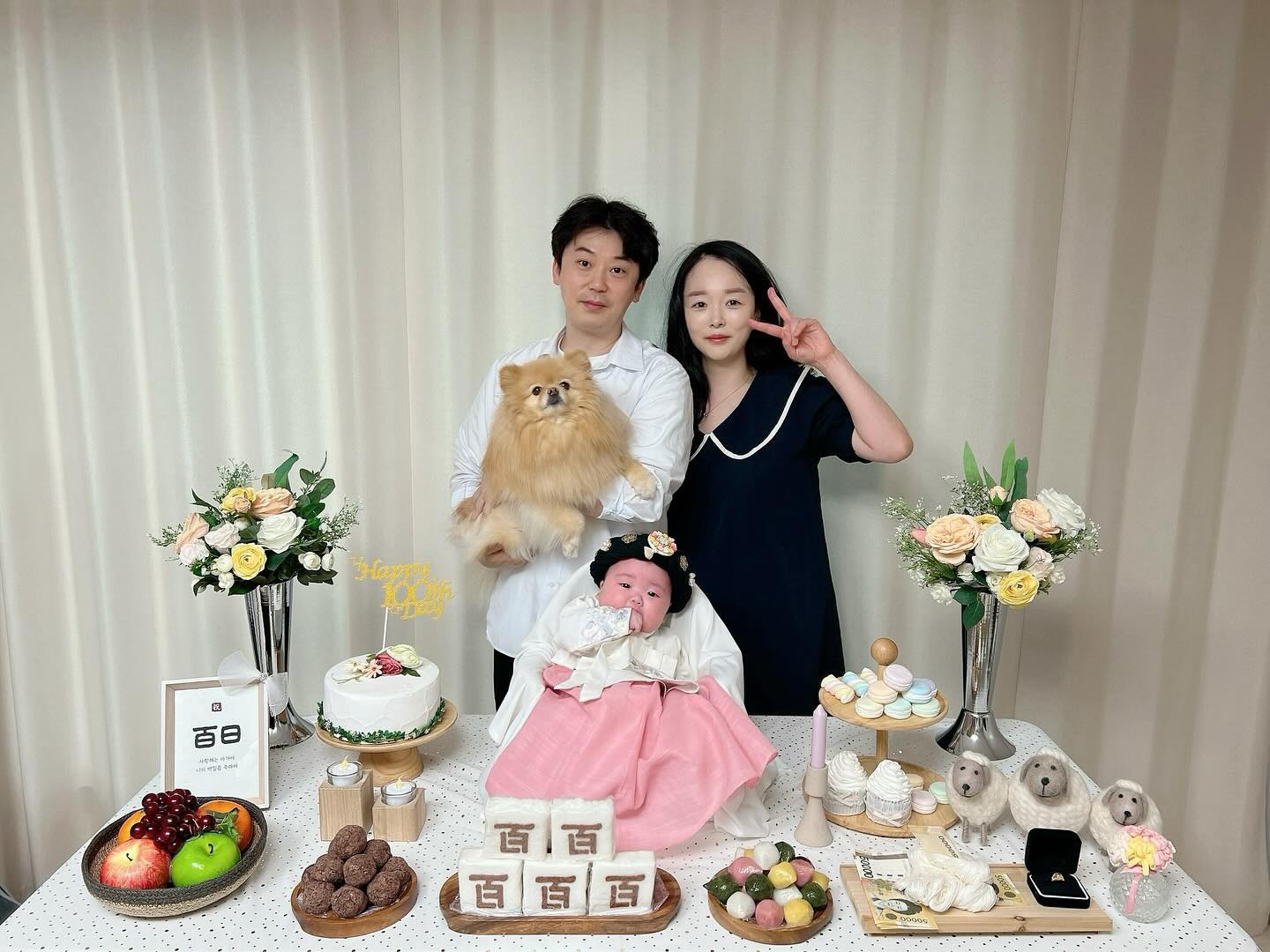 어제는 우리집 서열 꼴지 태어난지 100일💗 처음으로 같이 사진 찍으려니깐 와이아앙 하고 울어버리는거 있지? 얼굴 시뻘건거 봐! 차암나 100일이 되도 아직 울보라서 우리 엄마가 100일의 기적은 거짓말이래🤣 #애개육아 #백일상