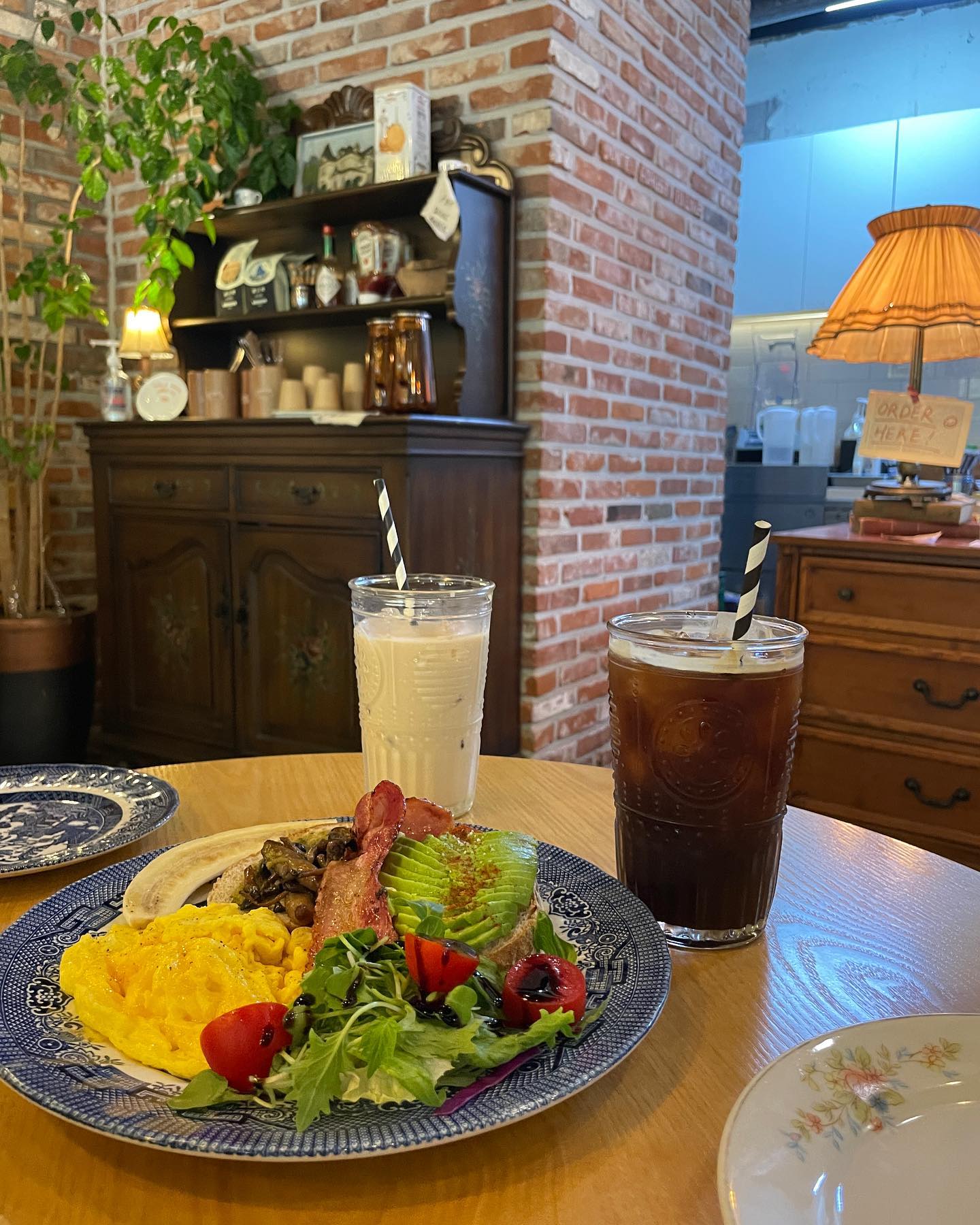 올만에 브런치 ☕️🥪
아주우 만족스런 성북동 라이프🥳
.
📍브라운애비뉴
📋아보베이컨트러플머쉬룸/아이스밀크티/아아
.
#브라운애비뉴 #주말일상 #혜화동카페 #혜화동브런치 #성북동브런치 #카페스타그램 #대학로카페