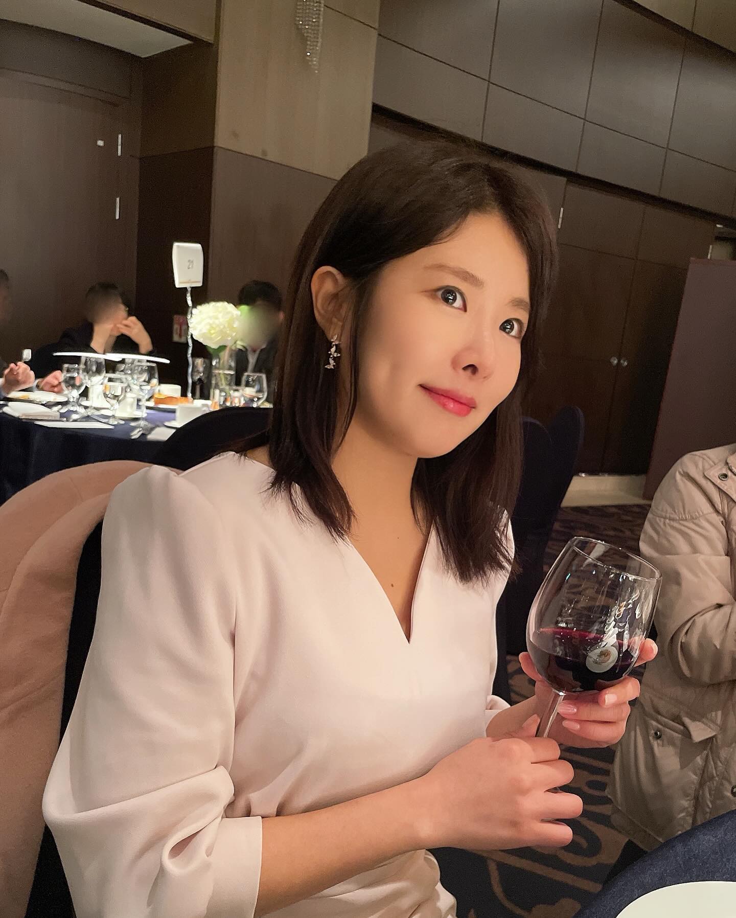 min.choi 울 언냥이 덕분에 #웨딩페어 다녀왔는데
식장을 변경하고 싶을정도로 음식이 너무 맛있고(특히 스테이크 육즙 녹는 식감 체고🥹) 높은천고에 샹들리에가 럭셔리한 분위기를 선물함🩵이미 식장 예약해서 왜 여긴 생각 못했지 할 정도 였다용결혼식장 고민하고 계신 분 계시다면 요기로 예약 강추한다끄용>_< 힛 즐금되세요오💛
#예신스타그램 #웨딩페어 #청담리베라 #리베라청담웨딩 #웨딩홀추천 #리베라웨딩 #결혼식장추천 #청담결혼식 #강남웨딩#강남웨딩홀#강남웨딩홀추천#wedding#예신이#예랑이