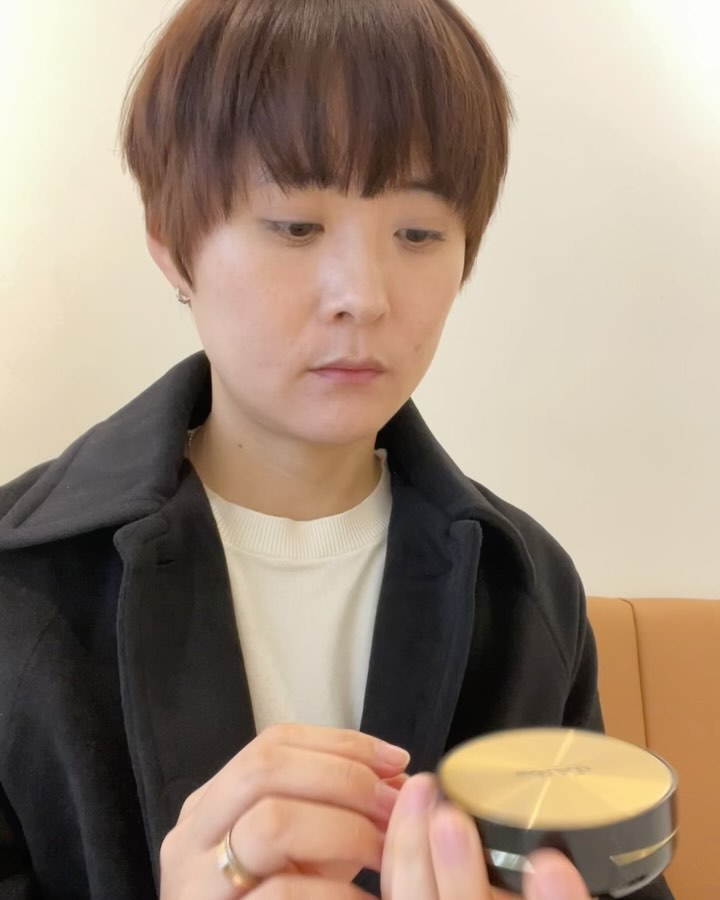 #협찬 이지만 #달바쿠션 은 최고!
쿠션은 하나만 좋으면 되는게 아니니
고를때도 늘 신중해진다.
다양한 종류를 써봤지만
마음에 쏙 드는 쿠션도 발견하기 어렵다.

👍🏻이번에 맘에 드는 쿠션을 찾았다!
✔️수분에센스 61% 함유된 #세럼쿠션
✔️자연스럽고 얇아 밀착력 좋은 쿠션
✔️번들거림은 DOWN, 광채는 은은하게
✔️이탈리아산 화이트 트러플 뿐만 아니라 달바의 8가지 블렌딩 식물성 오일이 함유된 #촉촉쿠션 
👉🏻영양과 보습 뿐만 아니라 커버까지도 제대로다!

🙂커버력도
😄촉촉함도
🤭밀착력도
다 잡은 쿠션이 바로 #올리브영쿠션 달바쿠션

이렇게 좋은건 친구들에게 전파해야지~~

#쿠션추천
#샤오리니_화장품