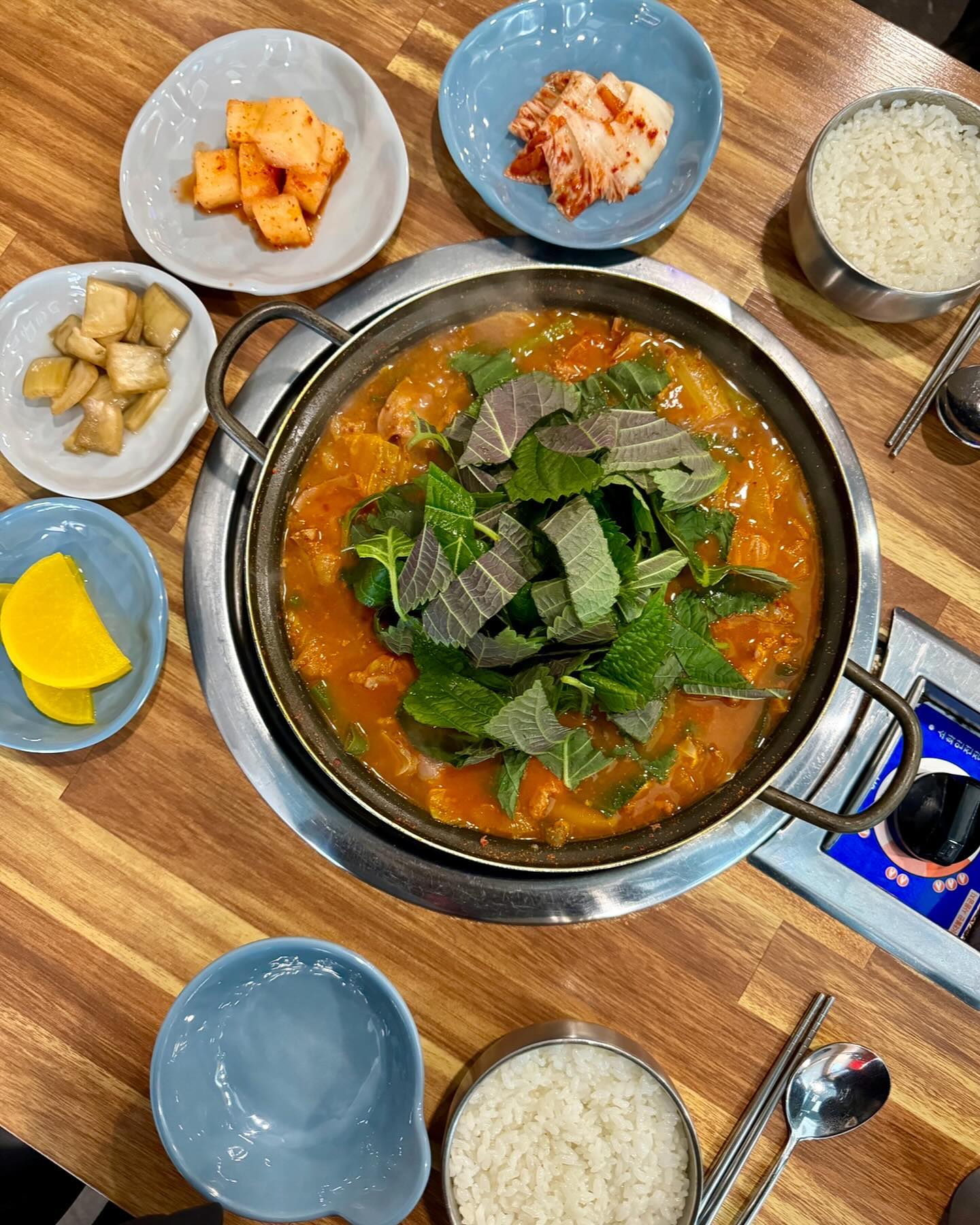 #협찬

나만 알고싶은 맛집인데
이미 수원역 맛집 하면 다 아는 금돈곱창전골
메뉴는 곱창전골로 승부하는 심플한 메뉴
사리추가도 가능해서 좋아하는 사리들로
더 맛있게 먹을수 있고
깻잎이 위에 푸짐하게 올라가서 향이 아주 향긋
계란후라이 추가 주문 필수🍳

양도 둘이먹기에도 배부르게 푸짐하고
국물이 어찌나 시원 깔끔하고 감칠맛이 있는지
다 먹고나서도 텁텁하지 않아요
깻잎향과 어우러지는 국물이 일품..😋
재료도 신선함이 느껴지는 곱창전골

시원한 배추에 실하게 들어간 순대와 곱창
밥이랑 먹어도 맛있고
우동사리랑 먹어도 맛있고
뭐니뭐니해도 소주안주로 기가막히쥬..
🍻
오랜만에 라면사리 아닌 우동사리에 마무리 했는데
우동사리 뭔데 더 맛있냐..🤤

내부는 크지않은 편이지만 워낙 맛집으로 유명해서
방문하신다면 너무 맛있으니까 웨이팅 각오하기..🔥

#수원맛집#수원역맛집#수원곱창전골#수원역곱창전골#곱창전골맛집#곱창맛집#수원곱창#수원역곱창#수원맛집#수원맛집추천#수원데이트#수원시맛집#수원갈만한곳#수원막창#맛스타그램#전골맛집#수원핫플#먹스타그램#생생정보통맛집#금돈곱창전골