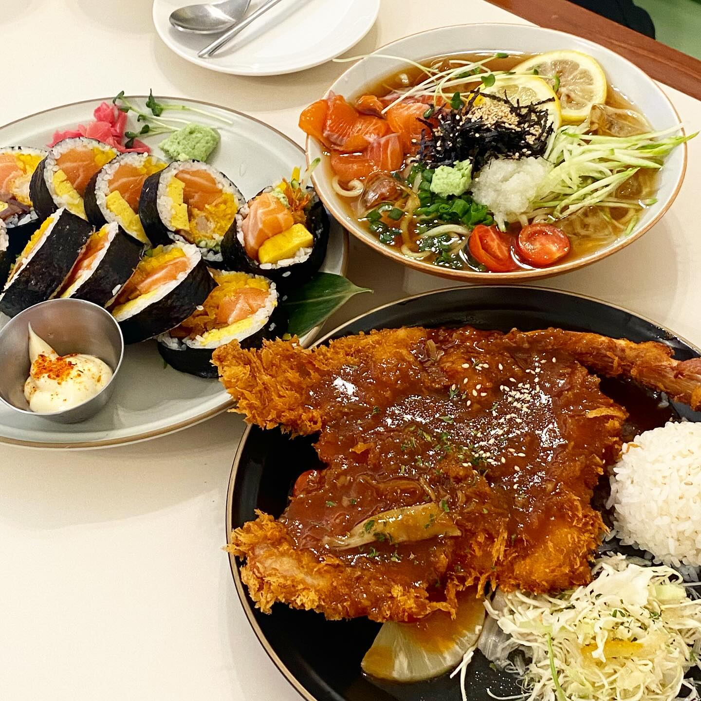 #성수맛집 #초이다이닝 💚

🌟🌟🌟연어 후토마끼(10P) 26,000원
연어, 오이, 계란, 우엉, 단무지, 새우튀김 등 
다양하고 알찬 구성💯
와사비&마요소스와 조합 good‼️

초이 뼈 돈카츠 16,500원
적당한 두께에 바삭한 식감💕
🌟새콤달콤한 소스의 경양식 돈까스🫶

<시즌 메뉴> 연어 냉 칼국수 13,900원
쫄깃 탱탱한 칼국수면
시원하고 새콤달콤한 쯔유 육수🌸

귀엽고 캐주얼한 인테리어🥴
매장이 넓고 매우 쾌적‼️
주말 방문 기준, 웨이팅 없었습니다.

주소: 서울 성동구 연무장길 50 2층
영업시간: 매일 11:30-21:00
15:00-17:00 브레이크 타임🔥
14:20, 20:20 라스트 오더✨
주차 불가❌