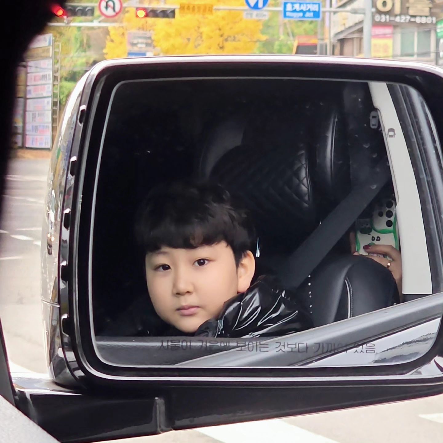 #키즈모델_시유닝 

주말동안 알차게 놀았다
그치?ㅋㅋ

집에 가기 싫어서 뚱-

이런 모습마저 
사랑스러워서 사진 📷 찰칵!