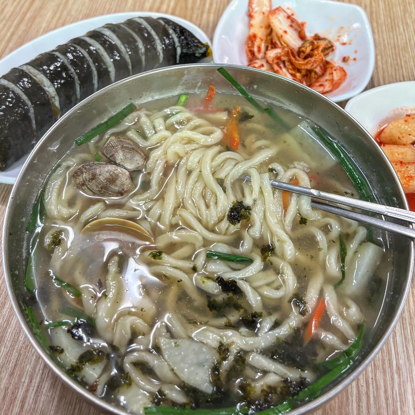 연산동 칼국수+김밥은 #이해운김밥 🚩
여기 진짜 점심 한끼 먹기 딱 좋은 곳!🙆🏻‍♀️
연산동 가성비 해물탕 벌떼집 바로 맞은편에 있어서 찾아가기는 쉬울듯용 :)

요 날은 잔치국수 안되서, 칼국수(₩5,0)+유부김밥(₩3,0)주문! 사장님 혼자 만드셔서 시간은 좀 걸렸어요‼️
진료 끝나고 좀 일찍 밥 먹으려고 갔는데 정겨운 분위기 속에~맛이없을 수 없는 분위기>_<
칼국수는 진짜 쏘씸플 정말 기억속에 맛있게 먹었던 그 맛. 후추맛 솔솔나고 중간중간 수제비도 보이고, 바지락 감자 당근 양파 등등 기본기가 다 갖춰진 맛^____^사장님 솜씨 좋아요!!!!!
유부김밥도 유부가 진짜 단짠단짠해서 존맛도리ㅠㅠ❤️
약간 찹찹한 김밥에 칼국수의 조화가 진짜 미침ㅠㅠㅠ
근방 김밥집 중에서 탑3안에 드는 듯!!!가격도 좋고~
근처에 혼밥 할 때 찾고 있다면 여기 한 번 가보세호~

+))10:30쯤엔 자리 있었는데, 생각보다 혼자 식사하러오시는 직장인분들+어르신들이 많아서 한테이블에 그냥 같이 합석해서 먹기도 해요! 근데 사장님 혼자 음식 만드셔서 시간은 좀 걸리는 편이기 때문에 진득하게 기다릴 수 있는 사람만이 이 음식을 먹을 수 있다용

📍연산동_이해운김밥
-
-
-
#차밍푸드 #차밍푸드_연산동
#연산동맛집 #연산동밥집 #연산동점심 #연산동김밥 #연산동분식 #연산동칼국수 #부산맛집 #부산분식 #부산김밥맛집 #부산칼국수 #수제비 #유부김밥 #부산혼밥 #부산맛집추천 #맛집추천 #부산노포맛집 #직장인점심메뉴 #손칼국수 #김밥맛집 #해장음식 #부산숨은맛집 #부산가볼만한곳 #부산맛집탐방 #kfood #noodles #gimbap