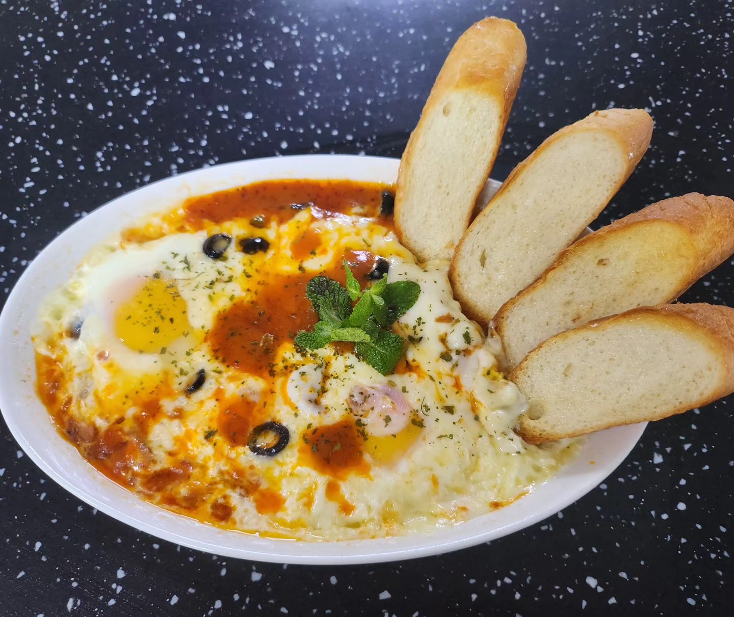 아동요리지도사 여덟번째 수업 샥슈카🥘🥖
재료 준비해주신 선생님들덕에 레시피보고 홈메이드 요리로 대체

🏷 재료 
토마토소스, 빨강노랑파프리카, 피망, 양파, 베이컨, 햄, 큐민가루or카레가루 약간, 다진마늘 조금, 설탕(선택사항), 모짜렐라치즈, 달걀, 파슬리가루조금, 올리브슬라이스, 생크림(선택사항), 바게트빵

🏷만드는 방법
파프리카, 피망, 양파는 옥수수알 크기로 썰고, 베이컨과 햄은 적당한 크기로 잘라주고 팬에 식용유 두르고 양파, 다진마늘, 베이컨, 햄 넣고 볶다가 큐민가루 넣어주고 파프리카와 피망을 넣고 볶아주다 토마토소스를 넣고 끓어오르면 불을끄고 올리브 슬라이스 얹고 달걀 넣고 모짜렐라 치즈 올린후 뚜껑닫고 약불에서 흰자가 하얗게 변하고 치즈가 녹으면 불끄고 파슬리가루 뿌리고 마무리하고 노릇하게 빵 구워준뒤 찍어먹거나 같이 얹어서 먹기.(팬에서 마무리 안할시엔 그릇에 볶은거 담은뒤 똑같이 놓고 오븐이나 전자렌지에서 익혀서 마무리해주기)

#철원평생학습관 #아동요리지도사 #자기계발시간 #취미생활
#샥슈카🥘🥖 #고급스런한끼 #든든하고푸짐한요리 #배우는재미👍🏻 #요리스타그램👩‍🍳 #건강요리그램 #주부스타그램 #맛스타그램😋 #먹스타그램🍴 #다둥이맘 #아들셋맘 #워킹맘일상 #육아맘소통 #팔로우 #좋아요