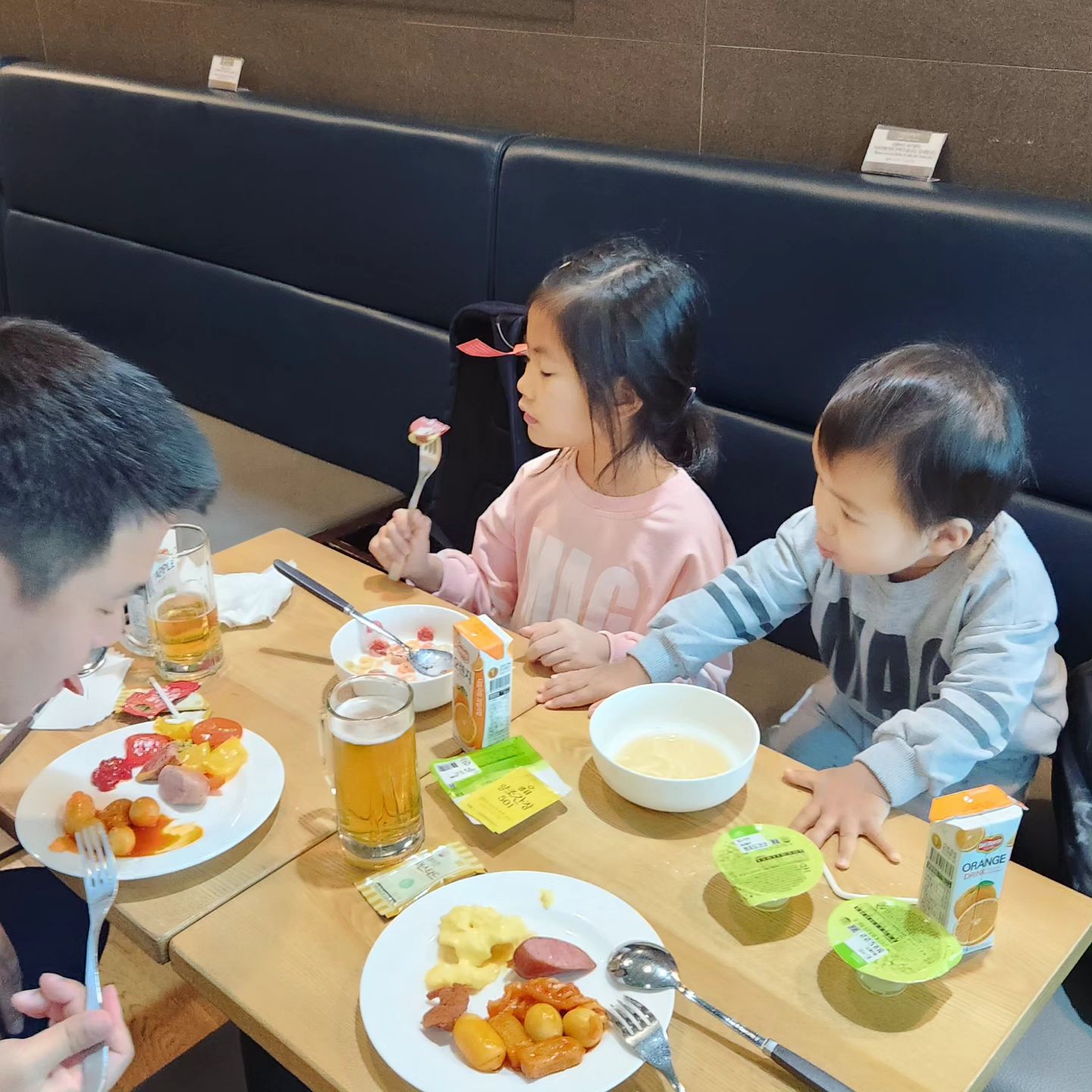 갈때 올때 이용한 공항라운지 ㅡ
돌아올땐 하연이는 넘 피곤해서 자버렸 아쉽한데
(본인키에 딱맞아서ㅡ누워서 편히 잘 수 있어 다행ㅋ

#스카이허브라운지 #cip오키드라운지 
#술로시작해서술로끝나는 여행ㅋ