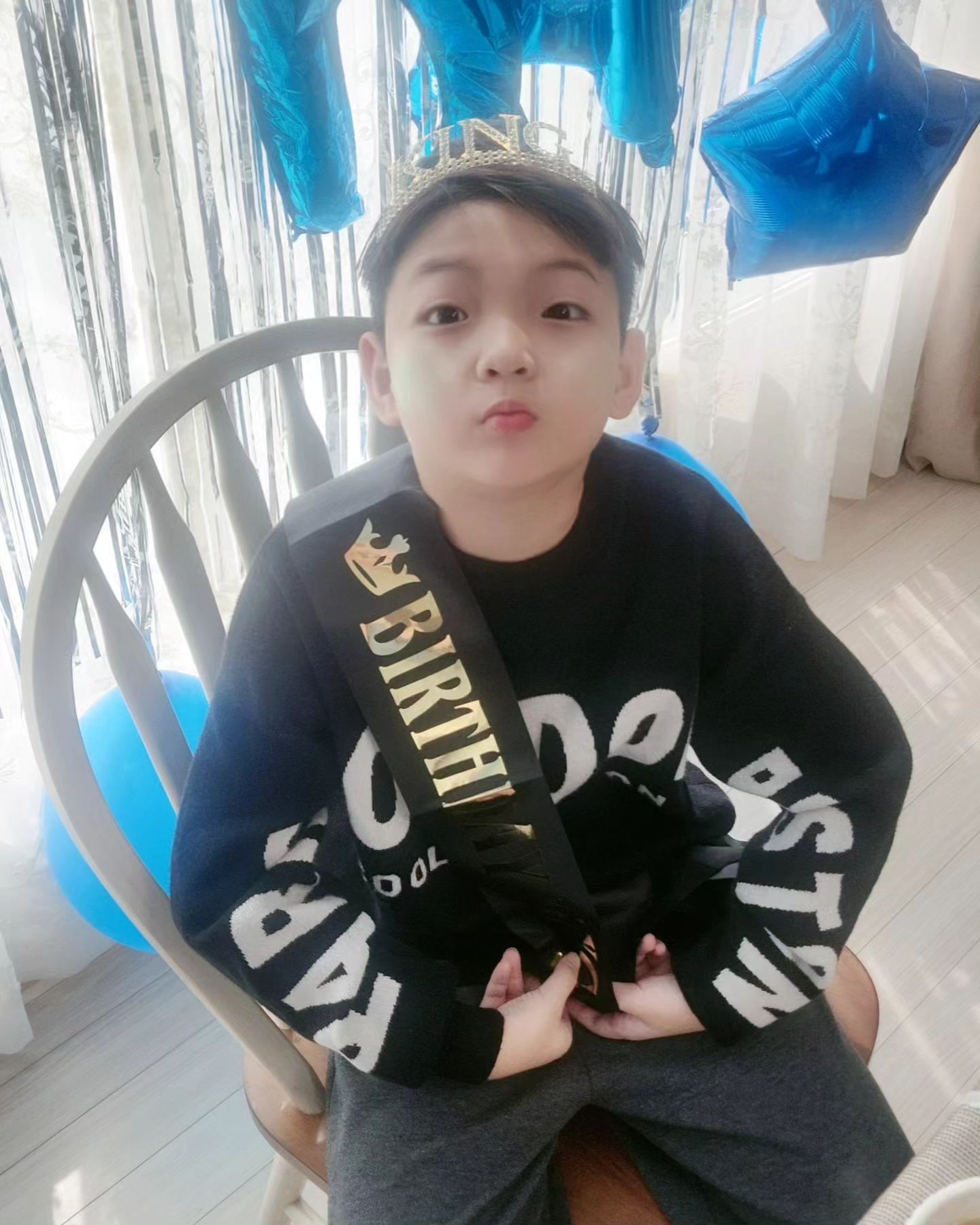 🎊 D-day
아침부터 부랴부랴 준비한 엄마표 생일상, 사골국물 베이스로 끓인 미역국부터 정성가득한 음식들. 
다들 맛있게 먹어주니 준비한 보람이 있네요😊

친구들 몇명은 자고 간다고 해서 저녁은 삼겹살집 #고향축산물불고기 로 궈궈🥓
가게 손님이 많아 두 테이블로 떨어져 앉고, 제가 왔다갔다하며 고기도 구워줬지요😂
다 먹어갈 때쯤 친구 한명이 "이모 입가심으로 커피한잔 하세요~"하면서 챙겨주는데, 마음까지 따뜻해지더라구요😍

후식으로 지인이 #설빙 빙수를 보내줘서 아이들과 즐겁게. 맛있게. 잘먹었습니다😋

중간 중간 저 힘들까봐 배려해주는 아이들 모습에, 연신 감동받았네요🥲

행복 뭐 별거 있나요?
이런게 행복이지🫰