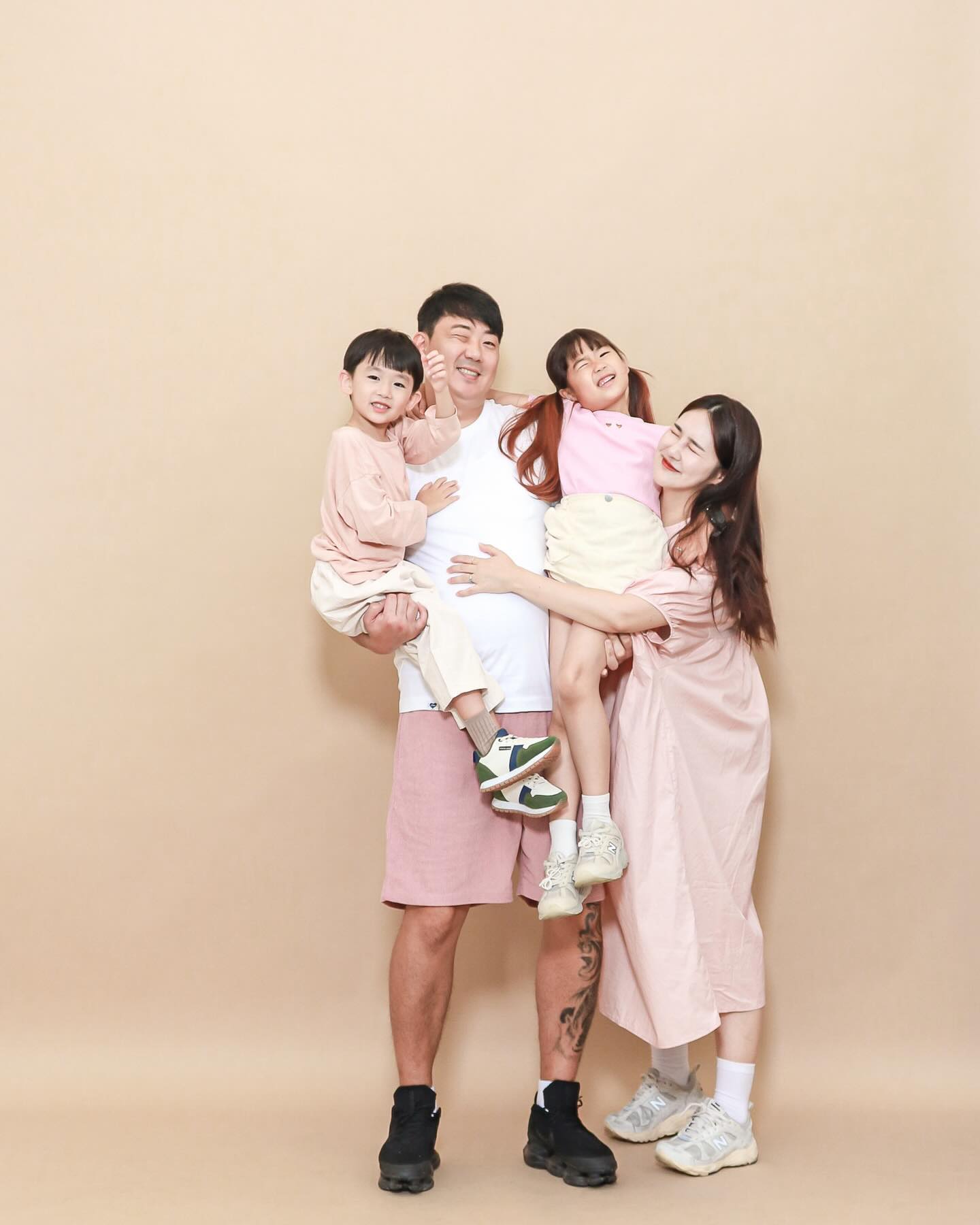 오랜만에 가족사진🩷

즌짜 오랜만에 가족사진 남기기,,
셀프스튜디오 어려울줄알었눙데
설명도 잘되있고 애들이랑 있어서
정신없울줄알었눈데 나름 차분히 찍고 왓🫶🏻

집가까이에 있으니 기념일때마다 갈꺼에요!!!!🚙

#아빠와딸붕어빵
#킹받는첫째표정