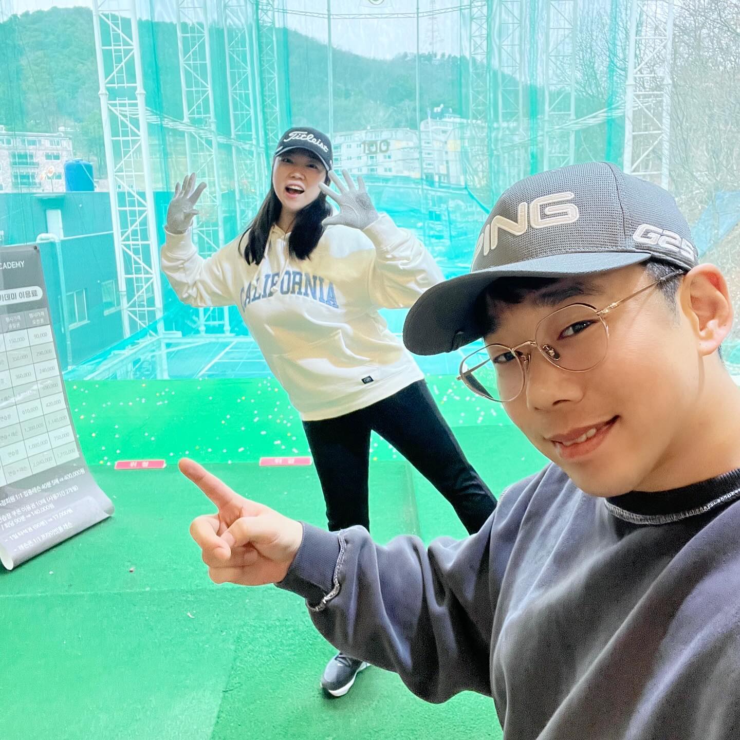 골린이 무려 17m 롱퍼팅 성공한 날💃🏻

남편이랑 루리랑 같이 야외스크린 처음 간 날
저 골린이 어마무시 대형사고를 쳤지 뭐에요
무려 17m 롱퍼팅을 성공해 첫 버디했어요!!!

오예 소리질러~~~~~💃🏻🕺🏻💃🏻🕺🏻

새로 개시한 바나나퍼터랑 함께 한 첫 날
롱퍼팅 성공이라니 크크크크큭
너란 아이, 정말 사랑한다구!!

바나나퍼터는 세계에서 가장 큰 골프 박람회
미국 PGA SHOW 에도 참가해 인정받은 
최소한의 마찰로 공이 뜨지않고 바닥에 붙은채로
안전하게 직진하게 도와주는 기특한 퍼터에요

곡선형 구조로 잔디걸림 방지, 바람 최소화, 
정확한 타구감을 경험해 볼 수 있어요! 

컬러도 블랙이랑 레인보우 두가지라
취향에 맞게 선택할 수 있어 좋아요
저는 레인보우로 겟겟🌈

얼른 필드로 데려가줄게 바나나퍼터야아아💛

#골린이첫야외스크린 #롱퍼팅성공 #바나나퍼터 bananaputter.co.kr