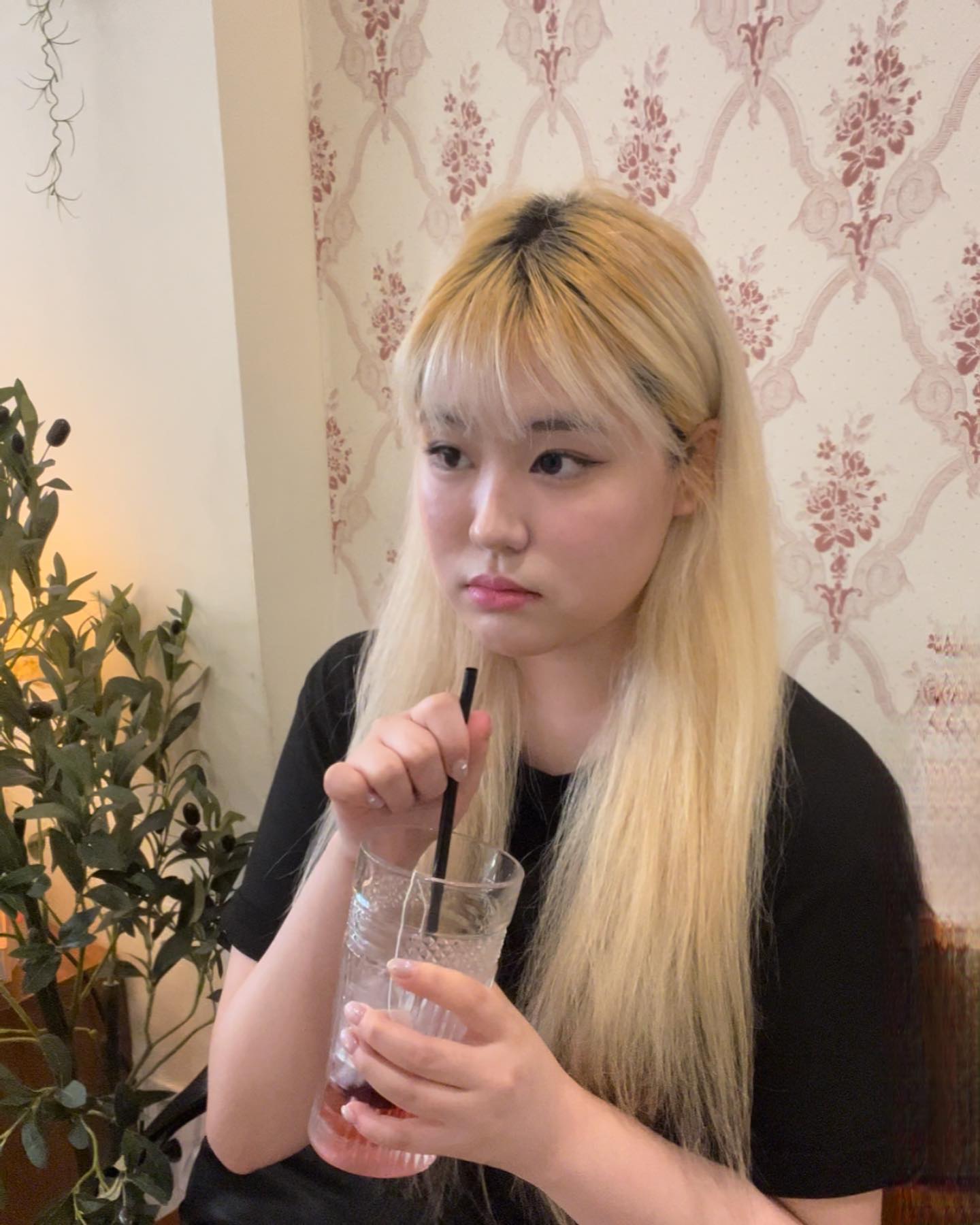 꾸민날에도 가볍게 mplayground_official 
얇고 예쁘게 떨어지는 핏이라 넘넘 예쁘다구요..♥️
편하게 기본티로나 꾸민날 무난하게 구냥 아무때나 교복처럼 입는다구요🥹🫶 이벤트할때 당장 달려가시길?

#협찬 #엠플레이그라운드 #mplayground #플그룩 #ootd