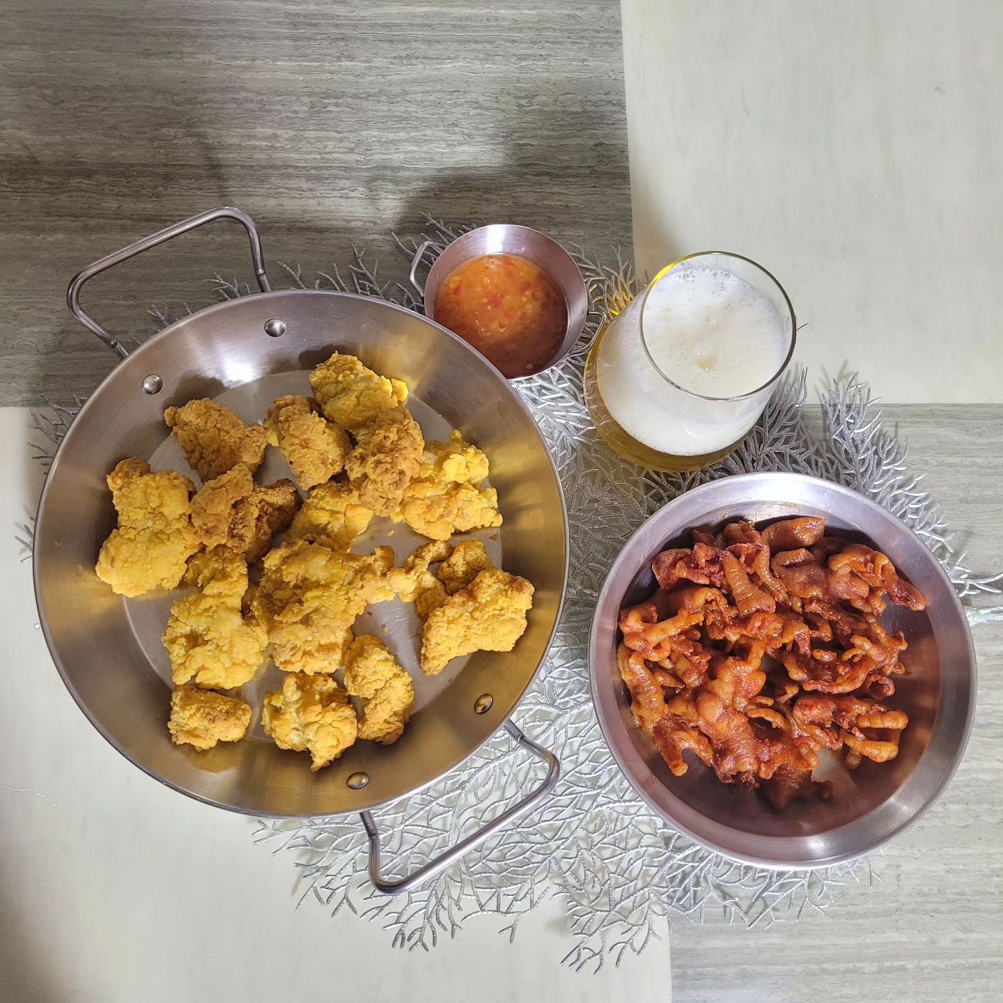 #협찬
육퇴 후 맛있는 안주와함께 맥주한 잔 캬~~
배달음식 노노!!!집에서 순살치킨과 직화무뼈닭발 휘리릭~
에어프라이어에 순살치킨 굽굽하고 직화무뼈닭발은 전자렌지에 돌려주면 아주 훌륭한 안주가 완성돼요
바삭한 순살치킨에 불맛 확~~나는  직화무뼈닭발
둘 다 넘 맛있는 환상의 짝꿍이네요~~
구매는 수월한 에서!!

👉수월한 : 경상북도 문경시 신기산단2길 21
suwolhan
#수월한 #직화무뼈닭발 #수월한직화무뼈닭발 #suwolhan #수월한순살치킨 #순살치킨