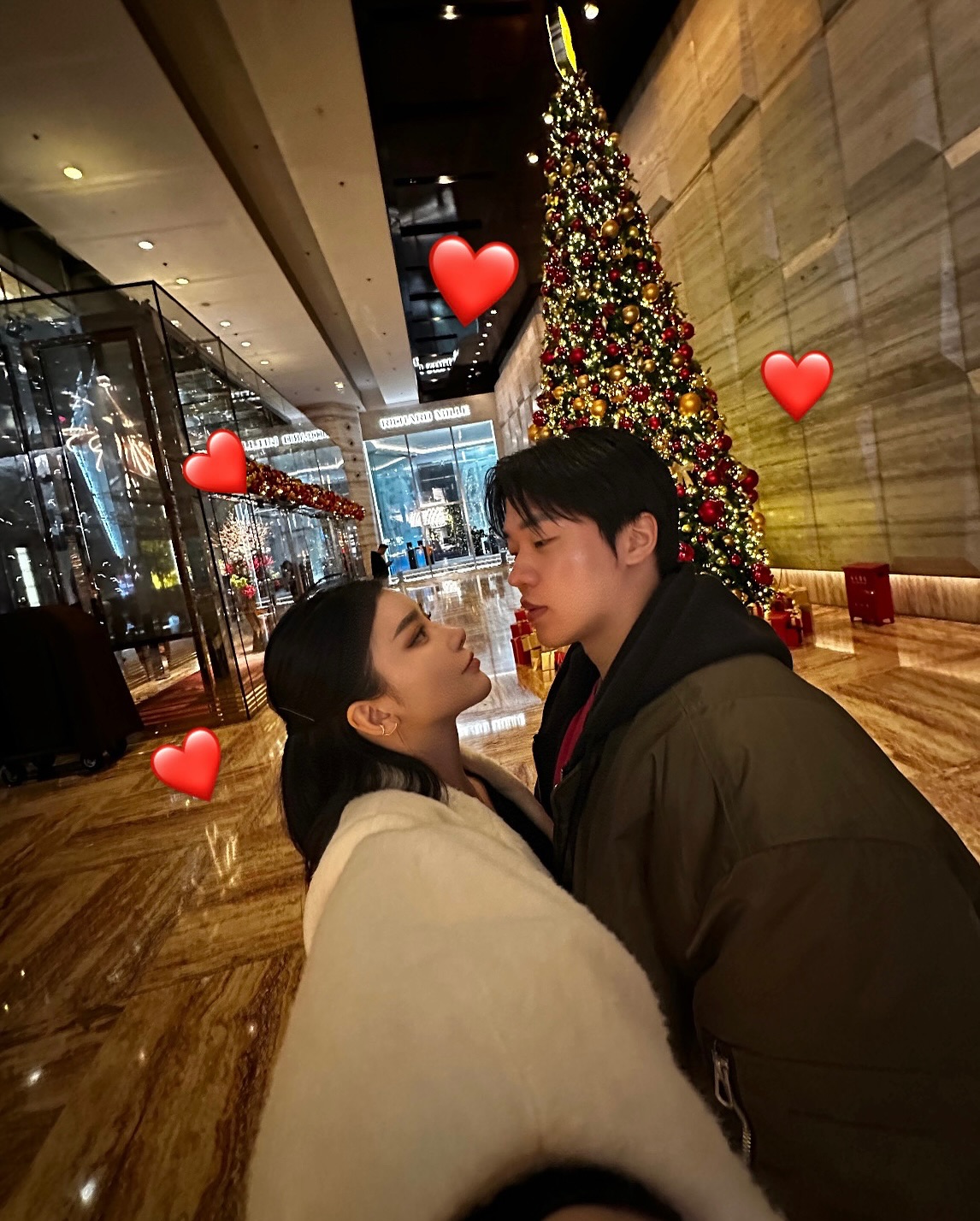 #happynewyear2025

2024년 참... 슬픔 속에 감사함을 배웠던 한 해라서 
그런지 더 금방 지나간거같네 

2025년, 앞으로는 
우리 방식대로 잘 베풀며 살아가보자
사랑해 ❤️

_ 모든 분들께서 정말.. 2025년도부터는 
복터져서 술술 풀리는 한해가 되길 🙏🏻