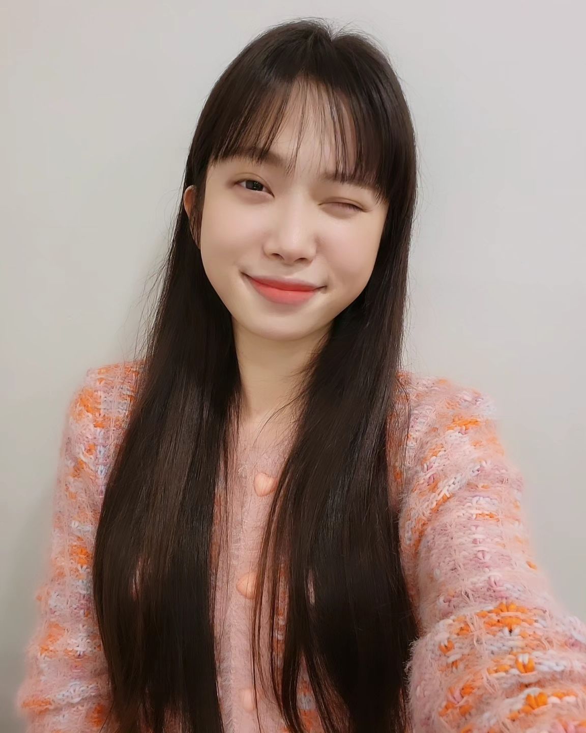 다들 내 앞머리에 대한 반응이 뜨거워서
내 생각을 공유한다.🤨
난생 처음 앞머리를 잘라서 나도 어색한데..
나도 내 얼굴이 재미있어서 거울 보면 즐거워😆
물론, 딱 30초 정도만..🤣
.
#셀프미용✂️ #앞머리자름#욕하지마요#나도알아
#헤어스타일#미용실에양보하세요