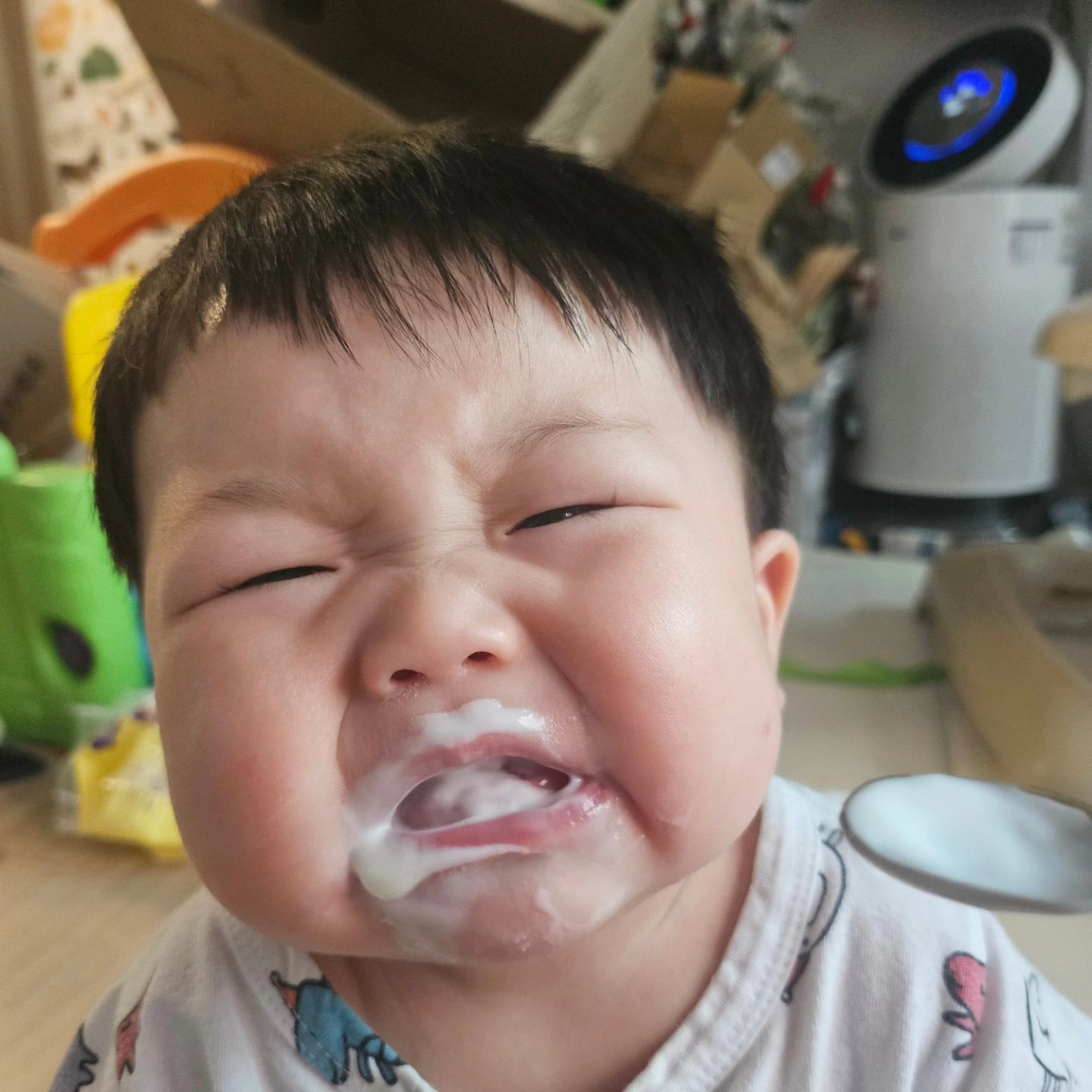 제발 사약처럼 먹지마.. 요거트자나 
왜 태훈이랑 반응이 똑같지 .. ? ㅋㅋ  뒷장은 태훈이 첫요거트