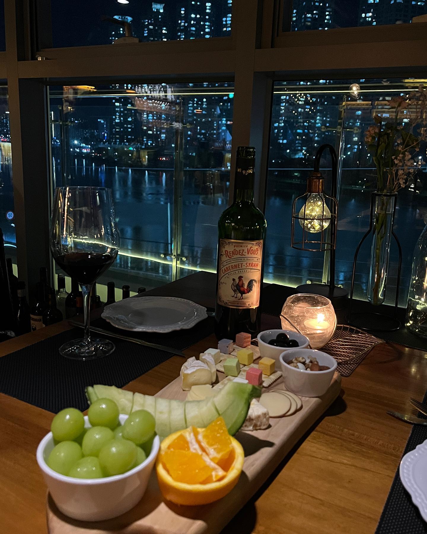 #협찬
부산 수영에 분위기 완전 좋은 와인바 발견 .. 🖤
테라스까지 있어서 요즘 날씨에 가기 너무 좋은 곳 ! 
와인 종류와 곁들여 먹을 안주도 다양하고
추천해주신 와인이랑 과일 치즈 플레이트와 함께 먹었는데
너무 맛있어서 한병 더 주문할뻔 . . ! 

수영 강뷰가 바로 앞이여서 
데이트코스로도 방문하기도 너무 좋을 것 같더라구요
넓은 테이블도 있어서 모임에도 추천드리는 곳:)

.
.
#부산와인바#부산술집#센텀술집#망미동맛집#수영구맛집#부산와인맛집#부산와인바추천#해운대와인바#광안리와인바#센텀파스타맛집#센텀와인바#센텀맛집#수영강맛집#부산데이트코스#부산야경#브릿지앤비노